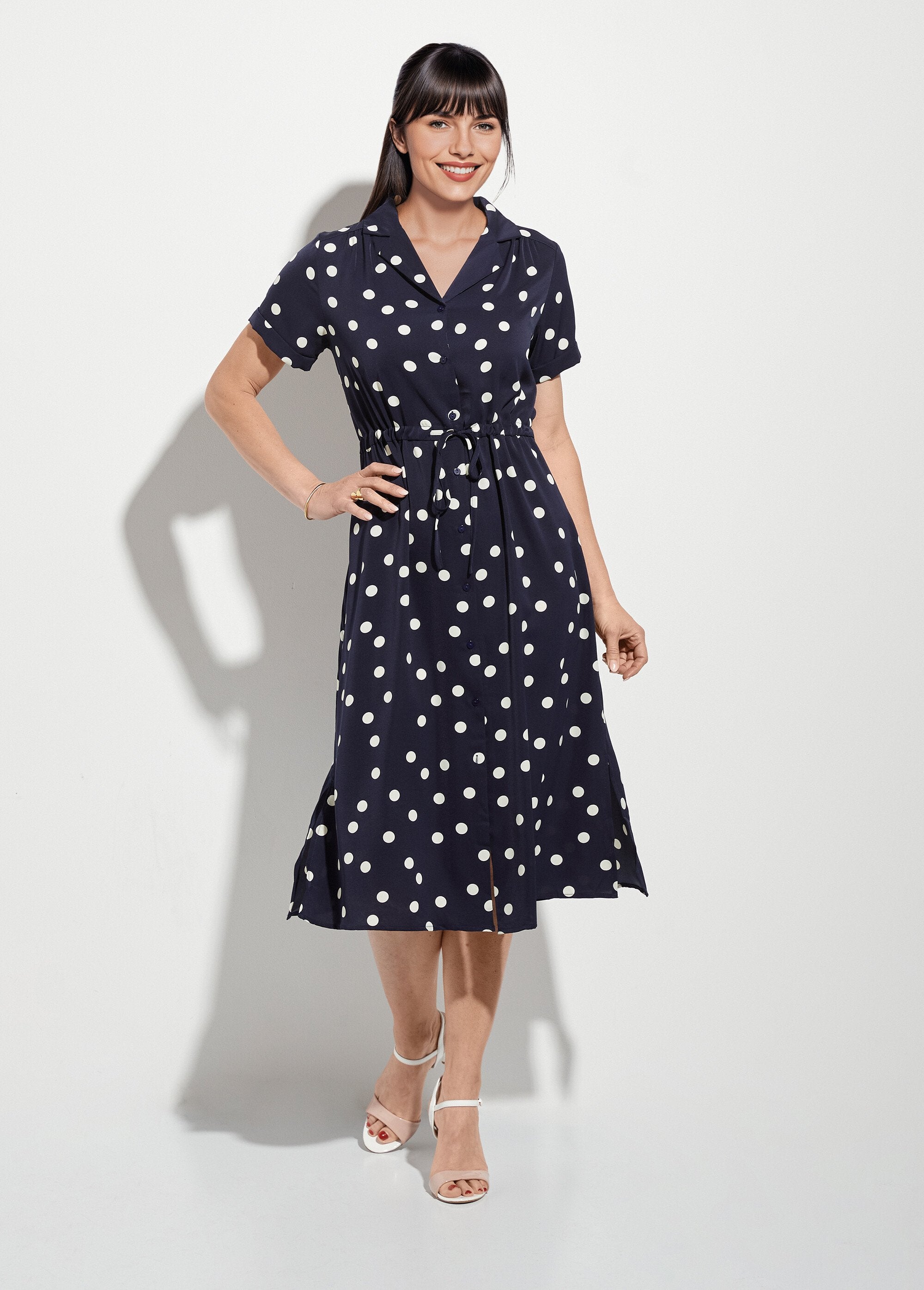 Vestido_camisero_largo_de_lunares_con_cinturón_Guisantes_blancos_FA1_slim
