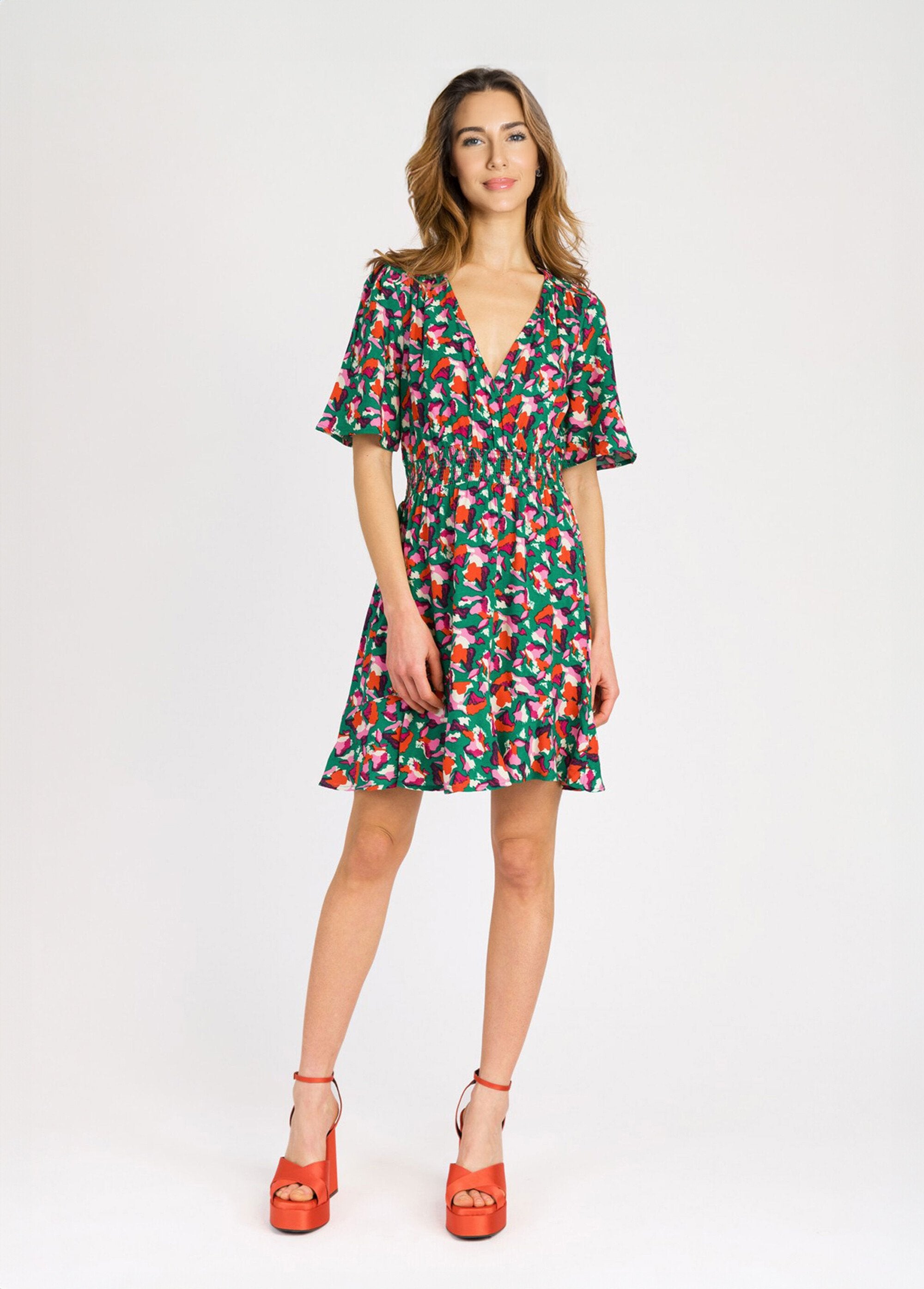 Vestido_corto_estampado_con_cintura_elástica_Estampados_verdes_FA1_slim