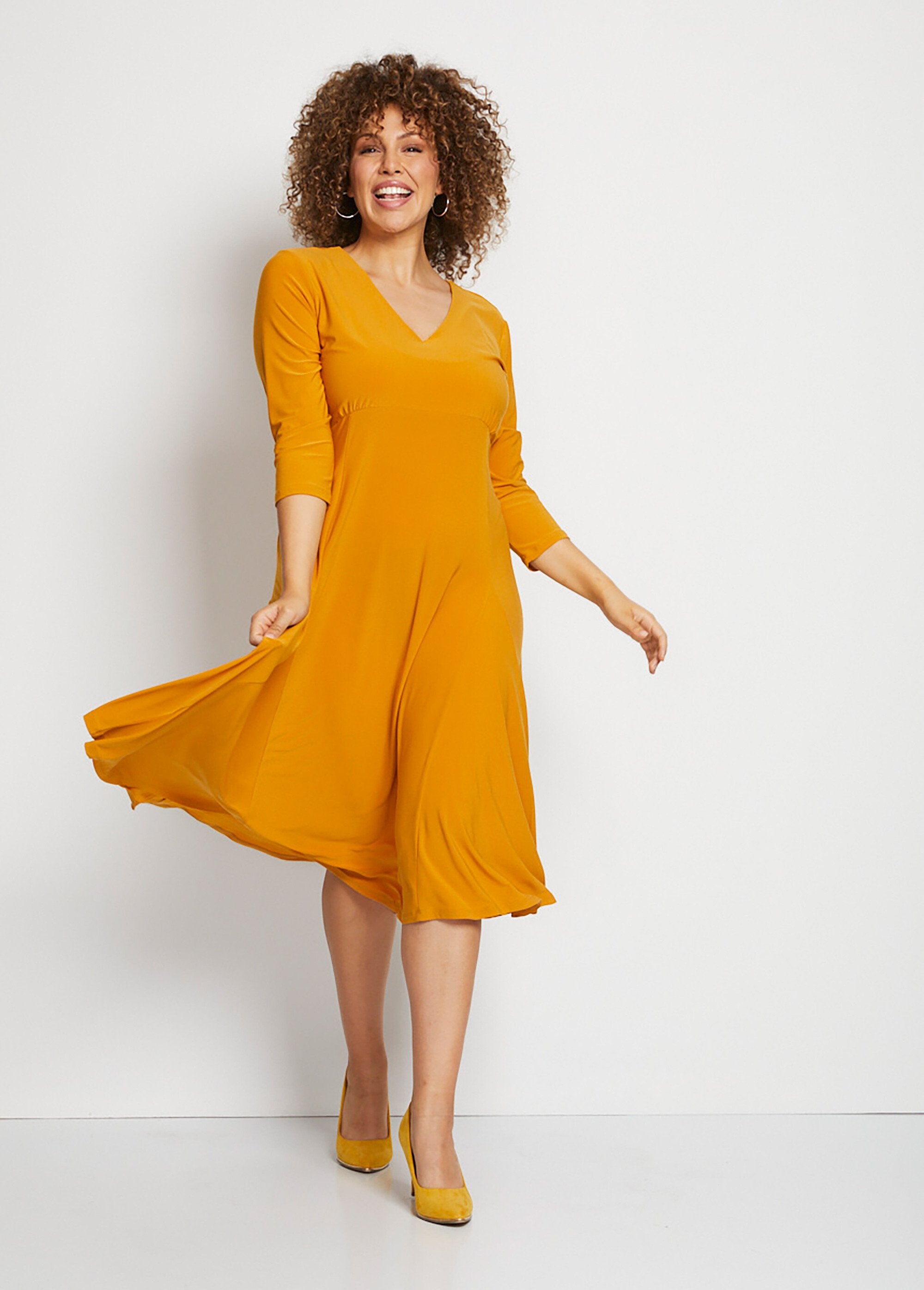 Vestido_corto_con_escote_en_V_y_base_acampanada_AMARILLO_SF1_curvy