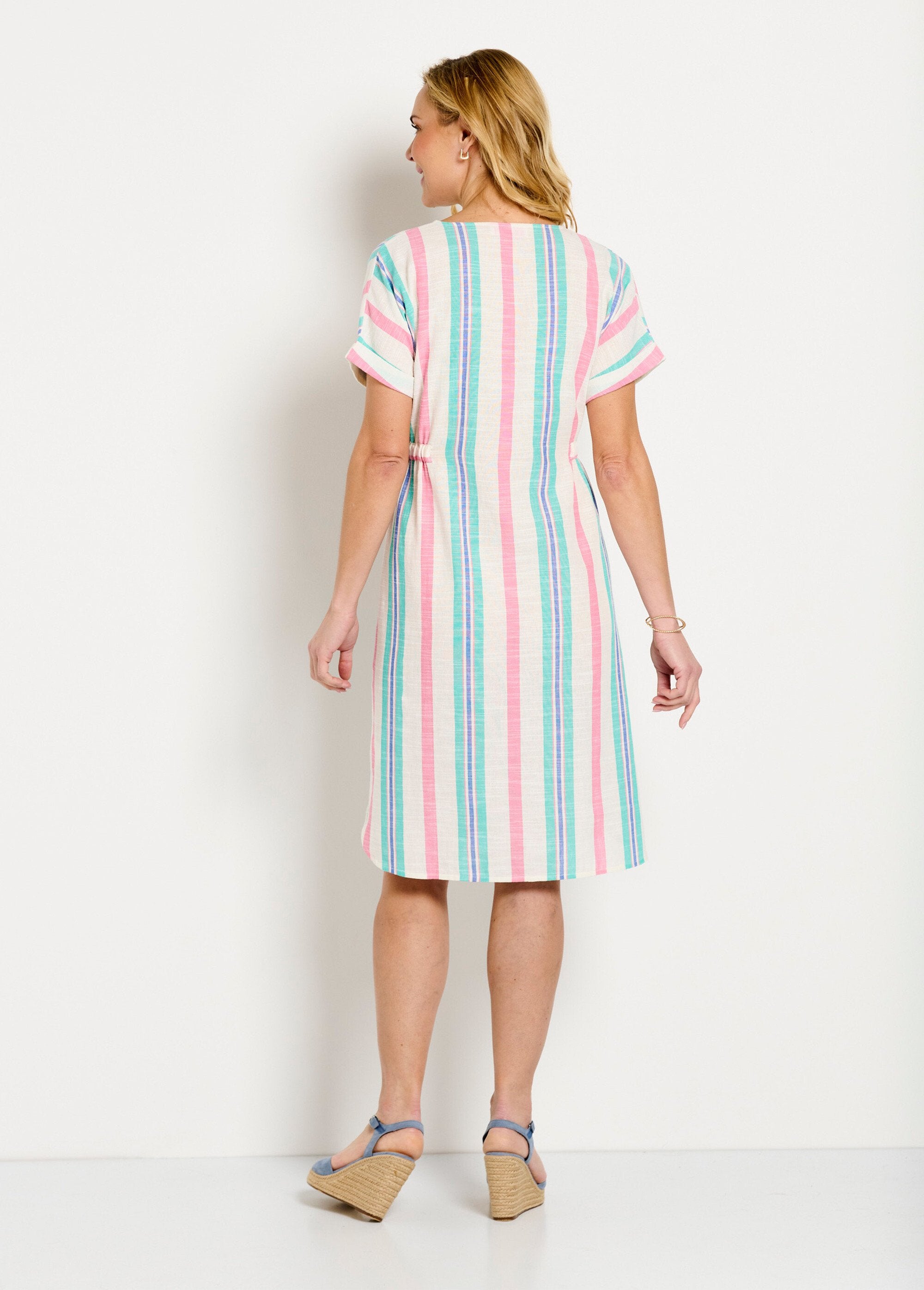Vestido_corto_de_algodón_a_rayas_con_cuello_en_V_y_botones_Rosa_y_blanco_DO1_slim