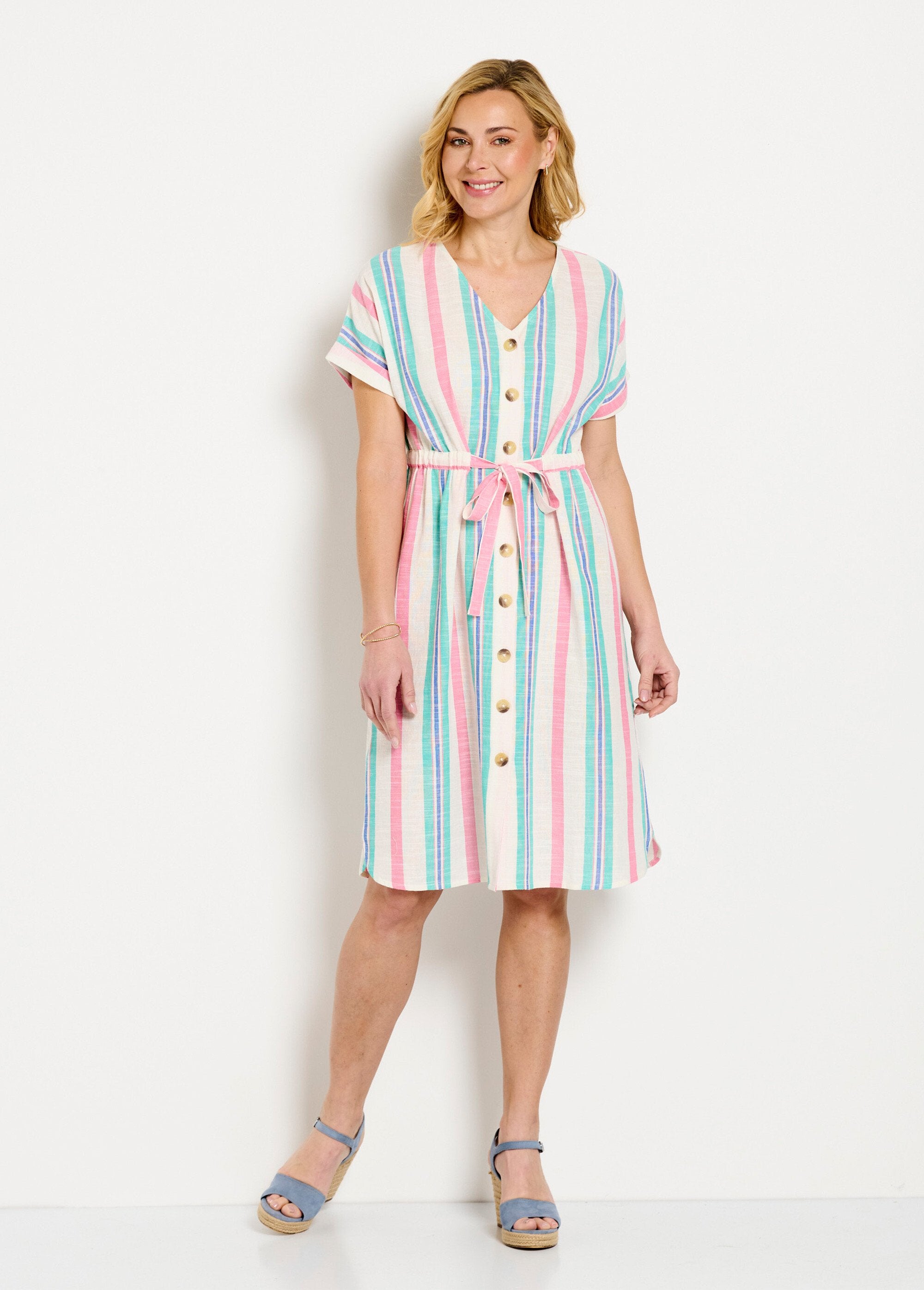 Vestido_corto_de_algodón_a_rayas_con_cuello_en_V_y_botones_Rosa_y_blanco_FA1_slim