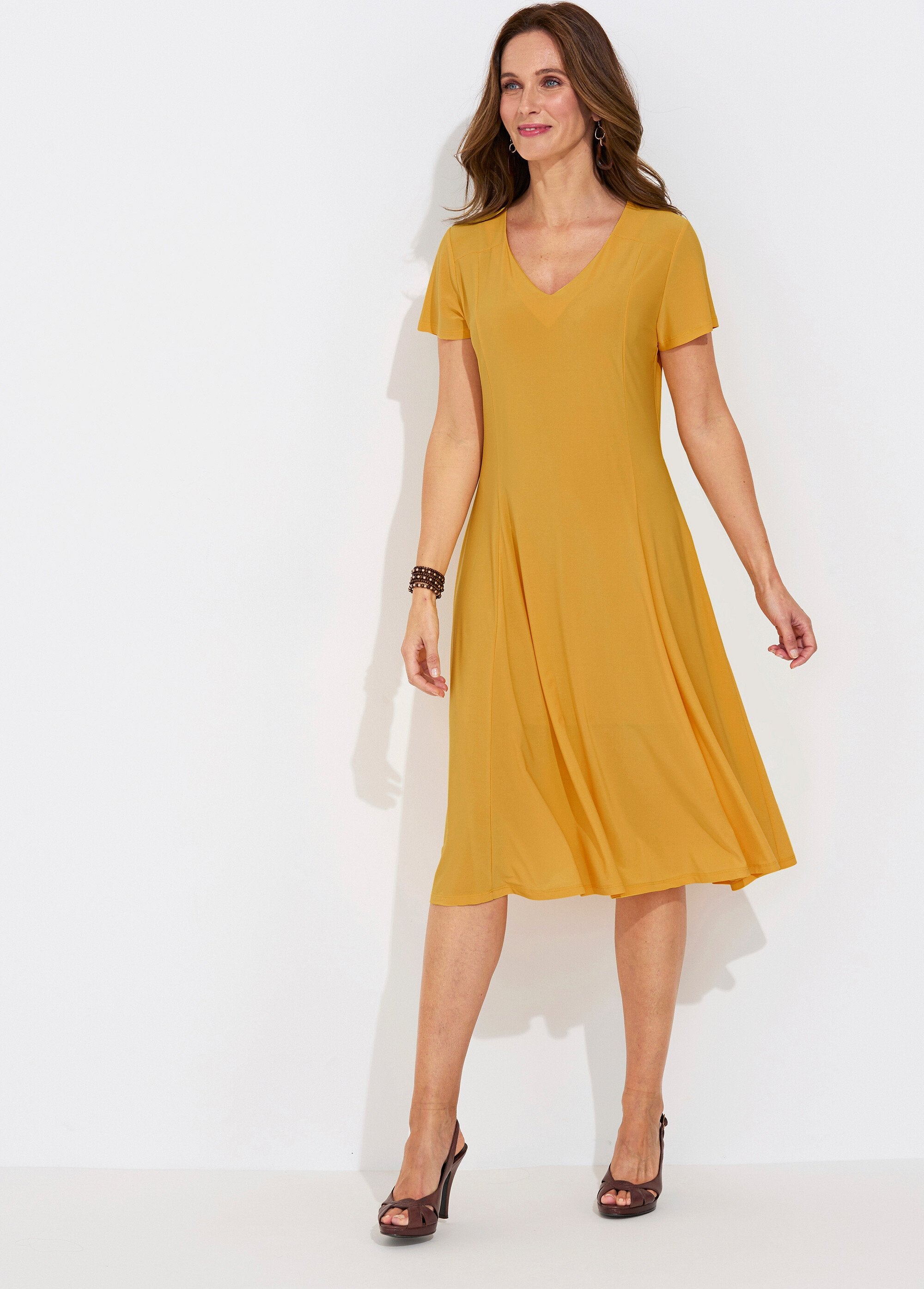 Vestido_corto_con_escote_en_V_y_cinturón_AMARILLO_FA1_slim