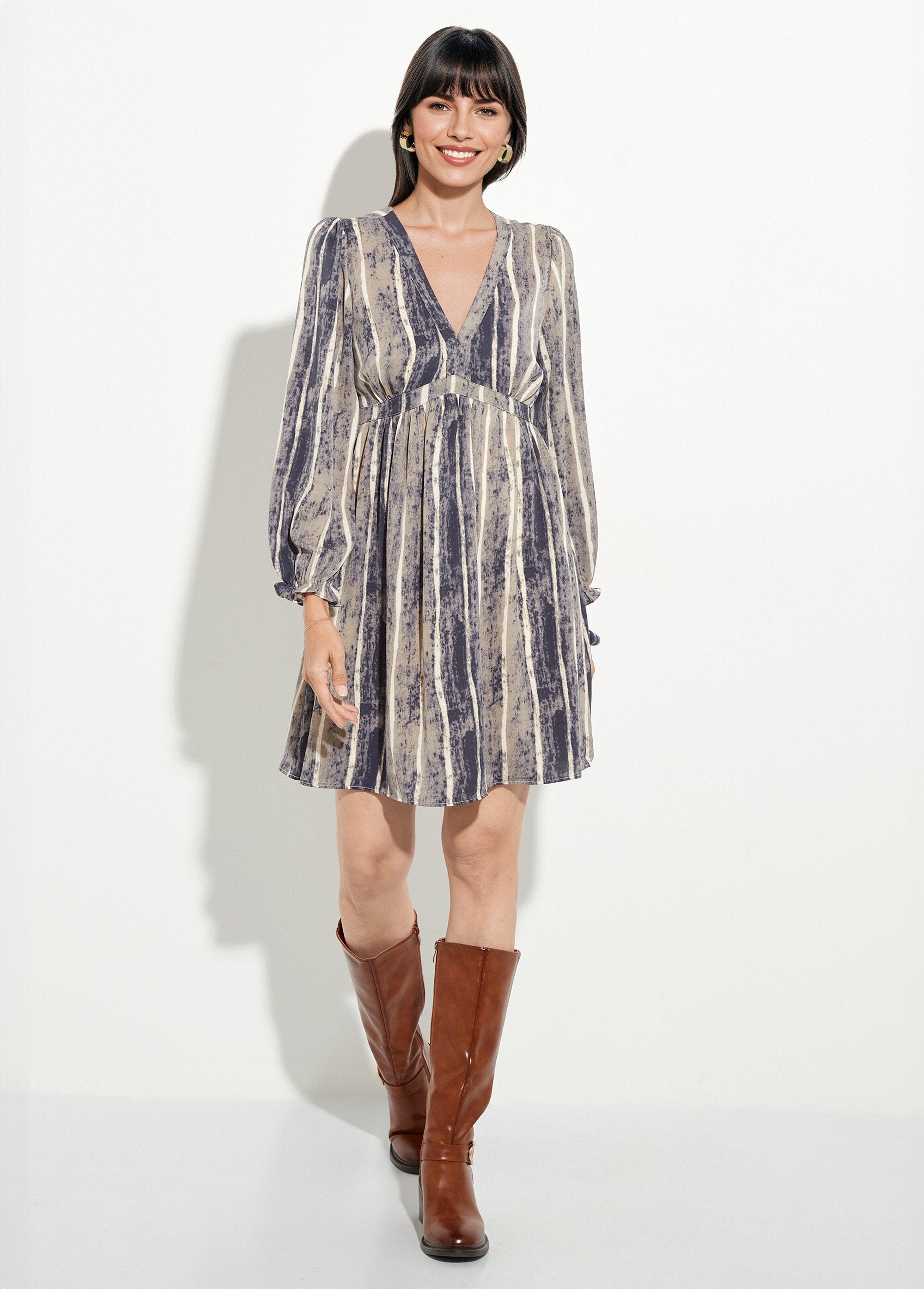 Vestido_corto_plisado_de_cintura_alta_con_escote_en_V_Gris_y_crudo_FA1_slim