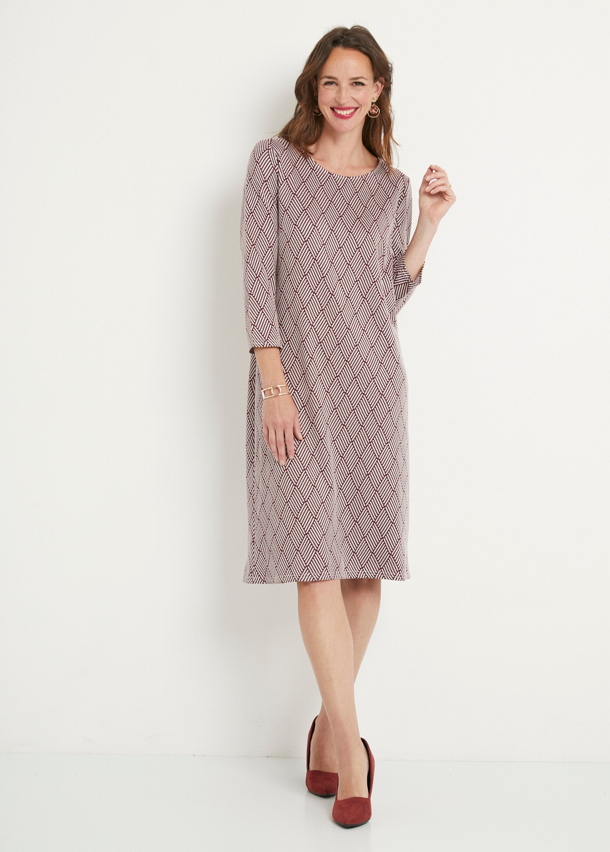 Vestido_corto_recto_en_jacquard_gráfico_Bordeaux_et_ecru_FA1_slim