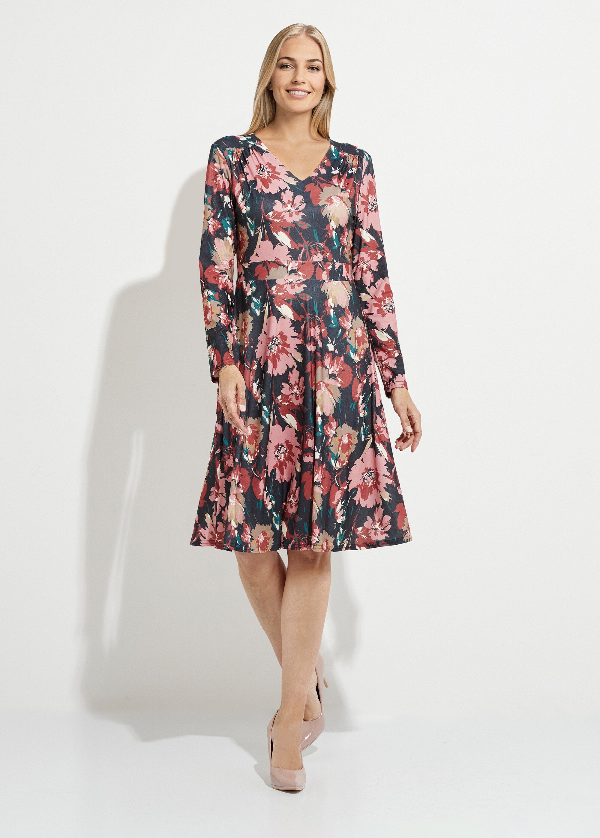 Robe_courte_évasée_col_V_imprimé_fleuri_Marine_et_beige_FA1_slim