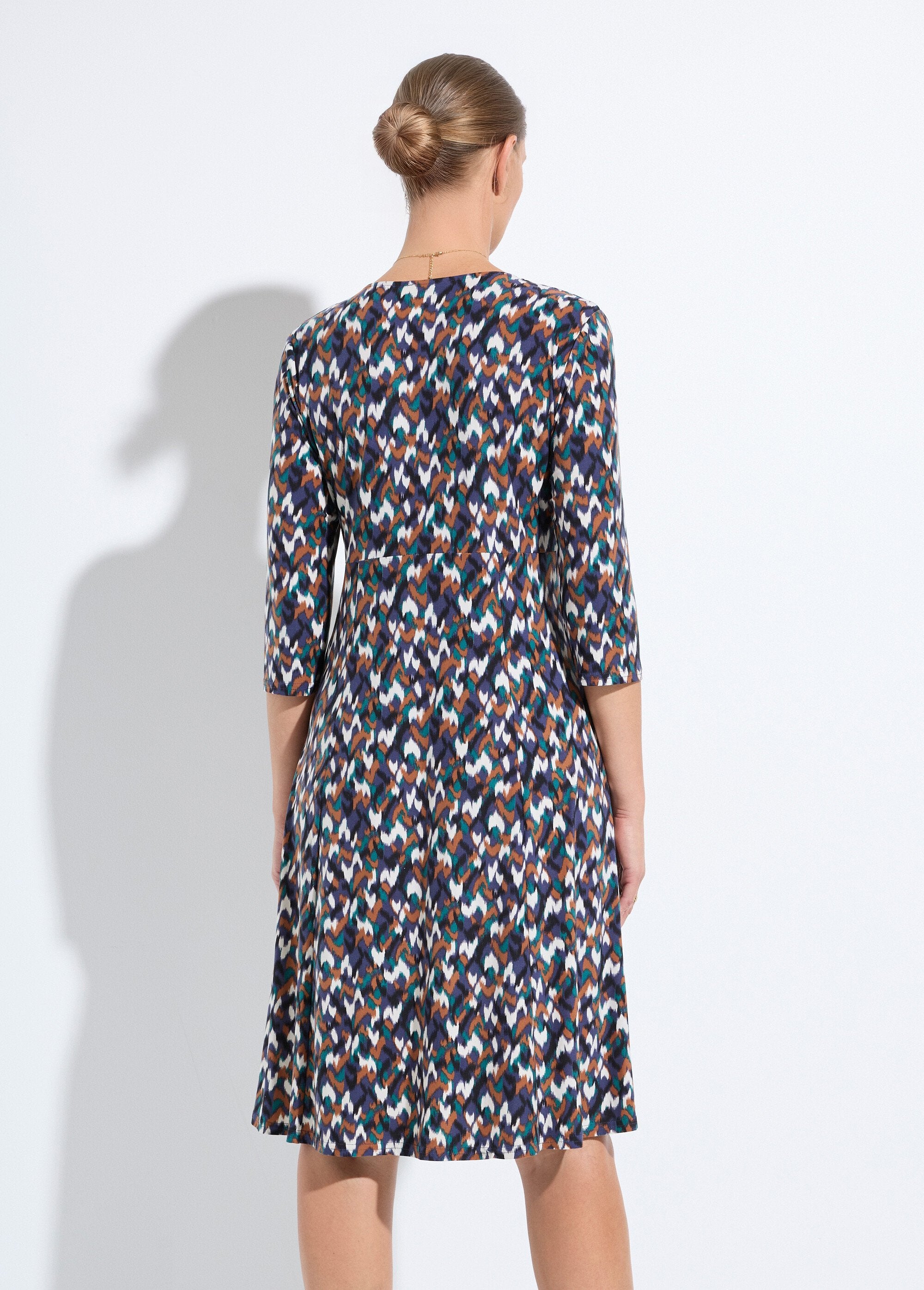 Vestido_corto_evasé_con_mangas_3/4_y_estampado_gráfico_azul_marino_y_verde_DO1_slim