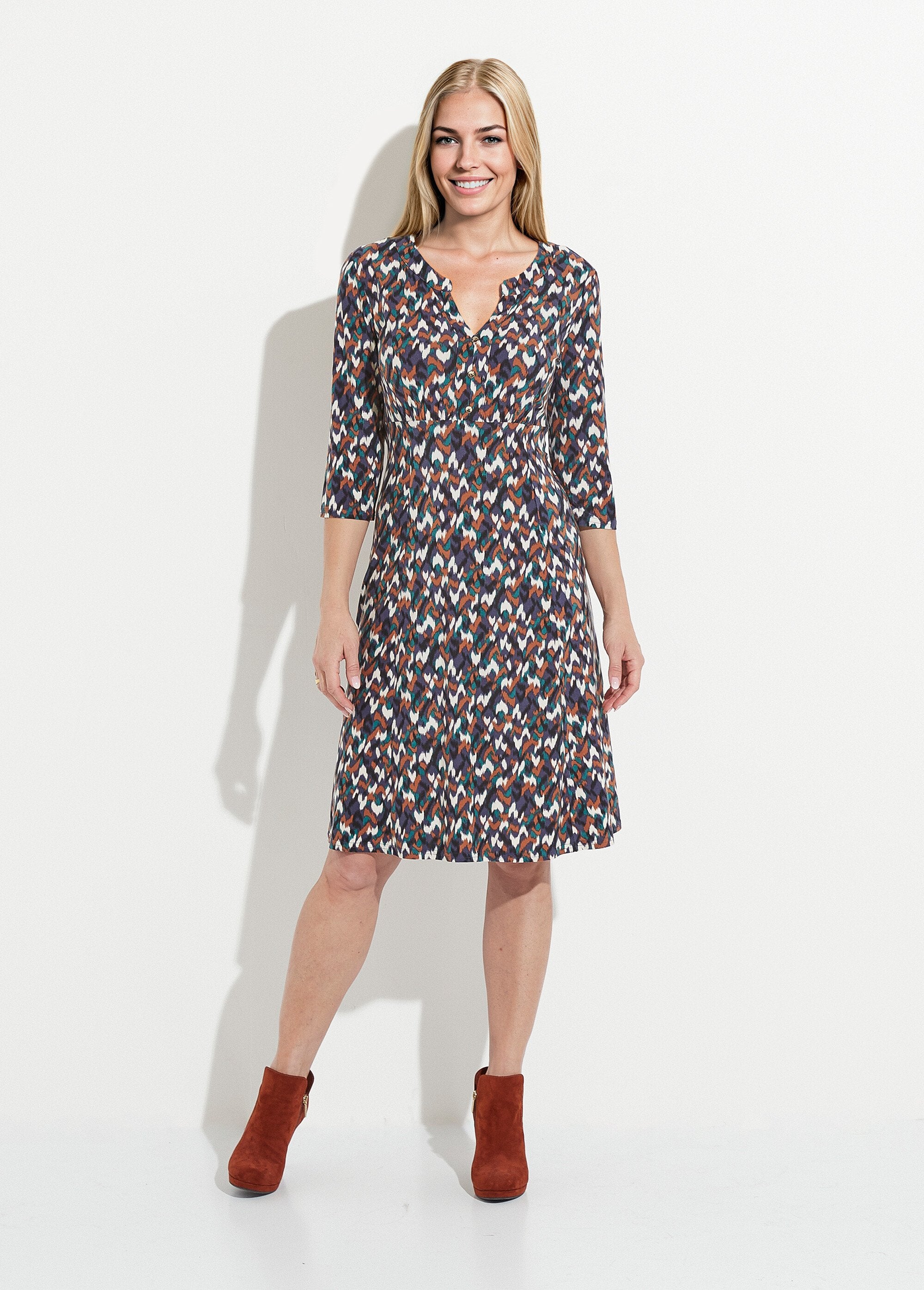 Vestido_corto_evasé_con_mangas_3/4_y_estampado_gráfico_azul_marino_y_verde_FA1_slim