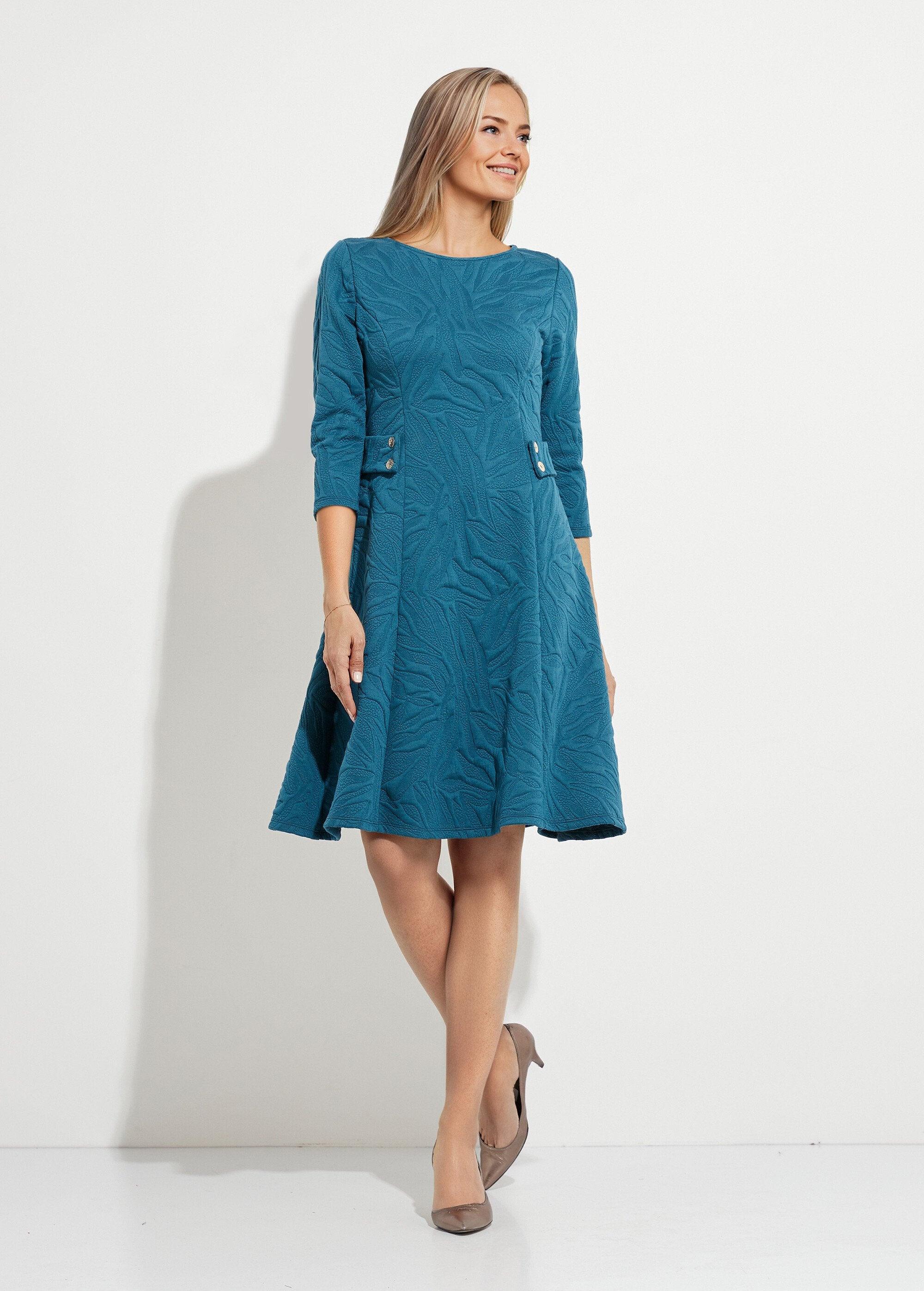 Vestido_corto,_curvo_y_con_relieve_en_jacquard._pato_azul_FA1_slim