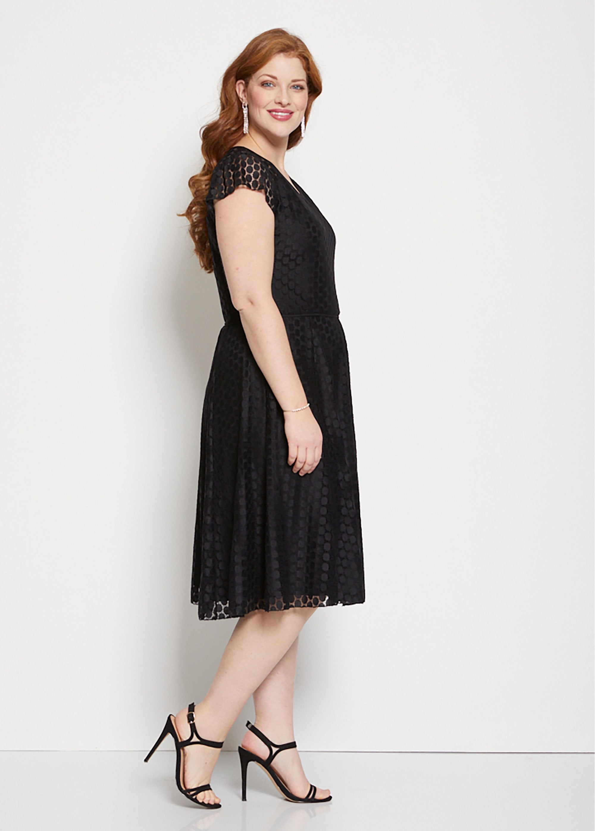 Vestido_corto_de_punto_de_encaje_con_efecto_de_lunares_Negro_DR1_curvy