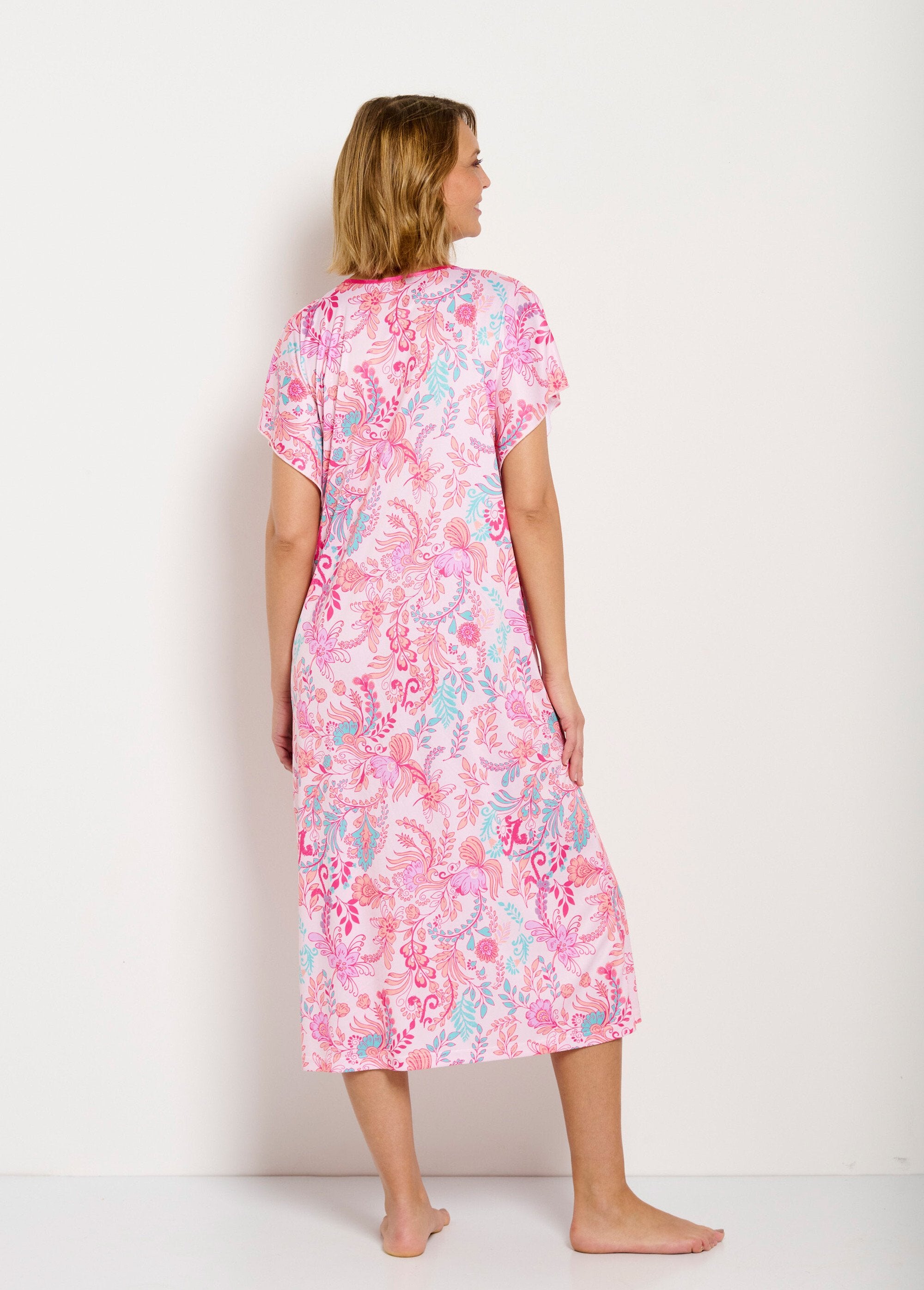 Vestido_de_azafata_largo_raso_estampado_flores_fondo_rosa_DO1_slim