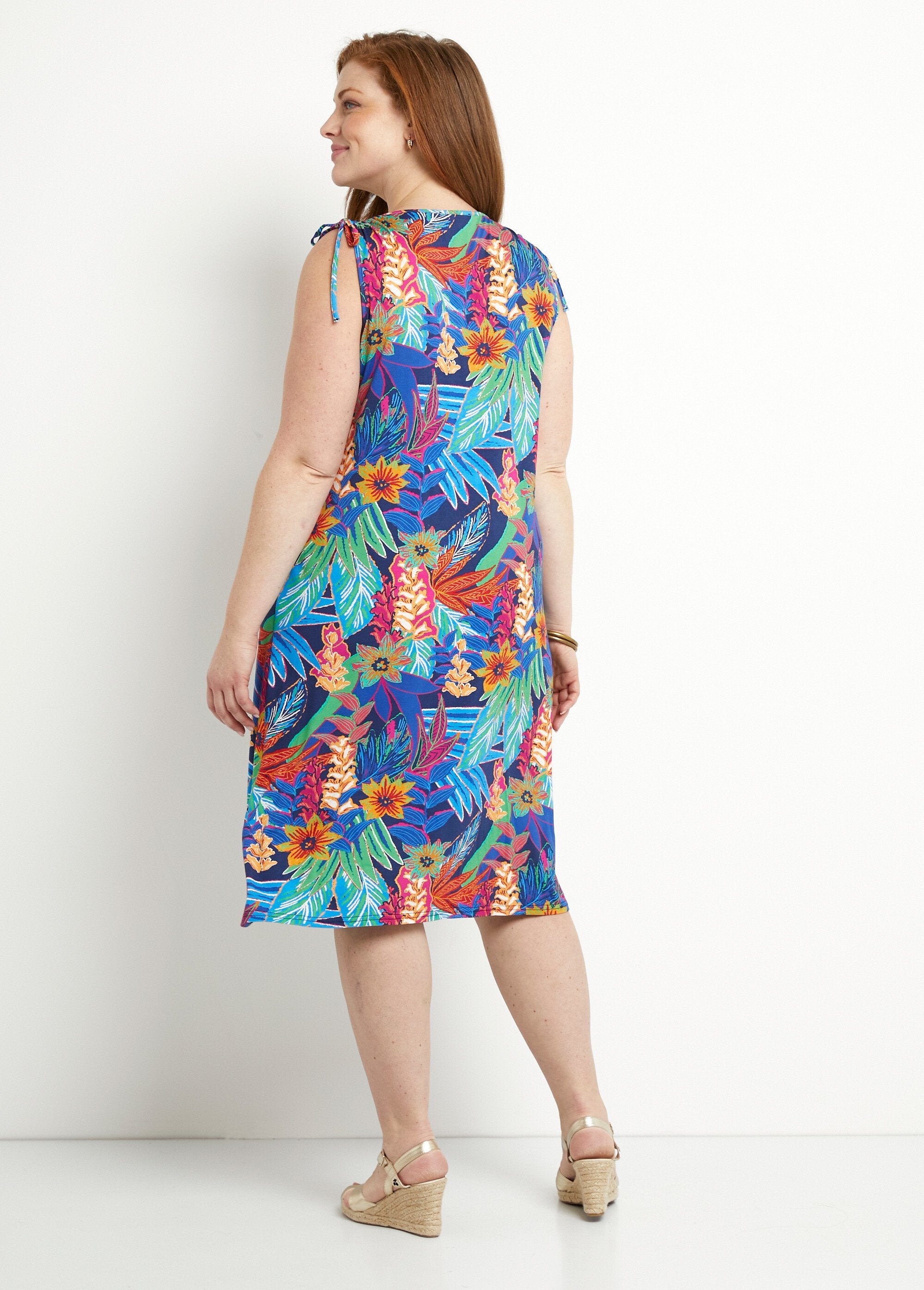 Vestido_corto_sin_mangas_con_estampado_floral_tropical_Azul_y_rojo_DO1_curvy