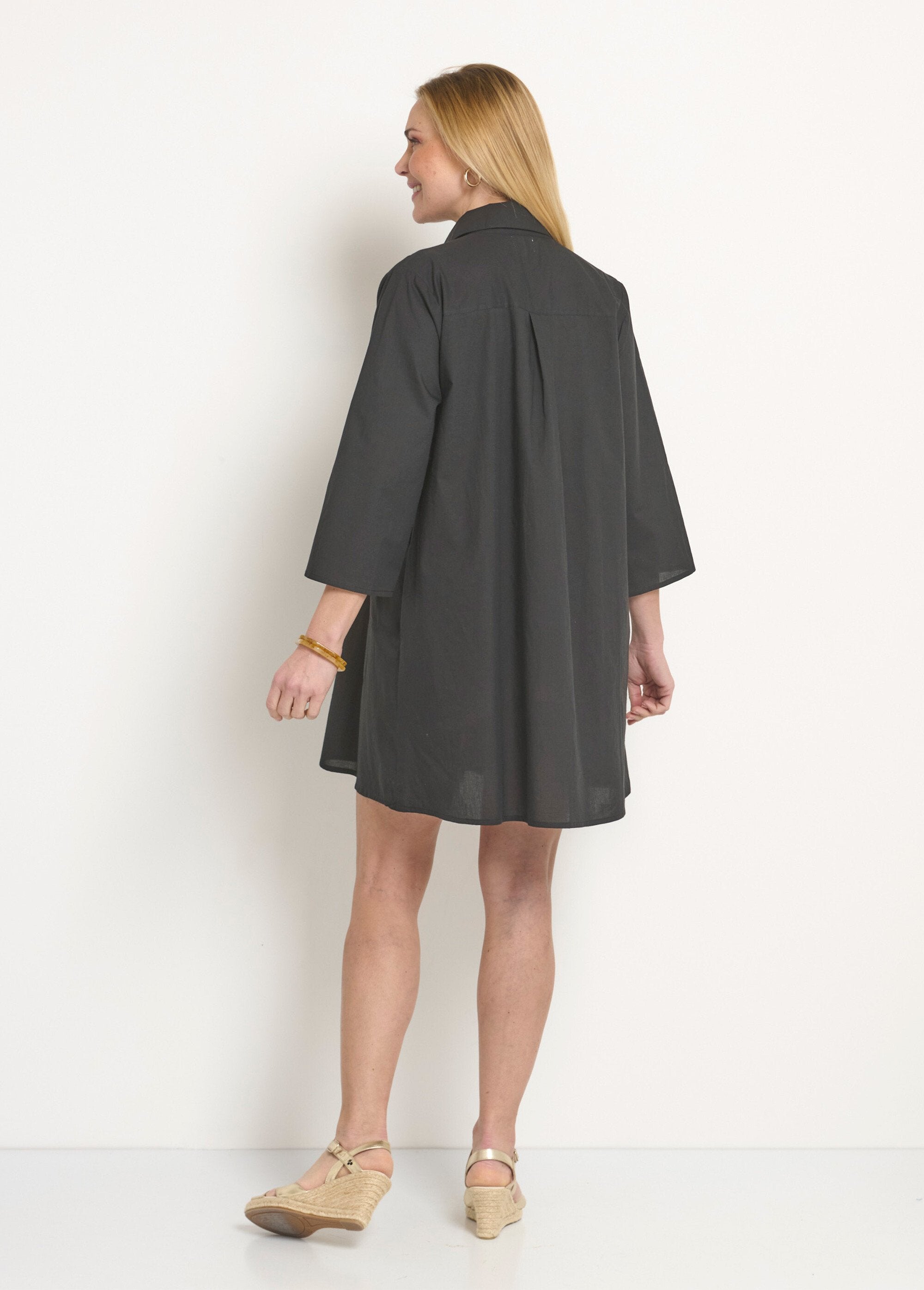 Vestido_cubrebocas_con_mangas_3/4_y_bordados_de_colores._Negro_DO1_slim