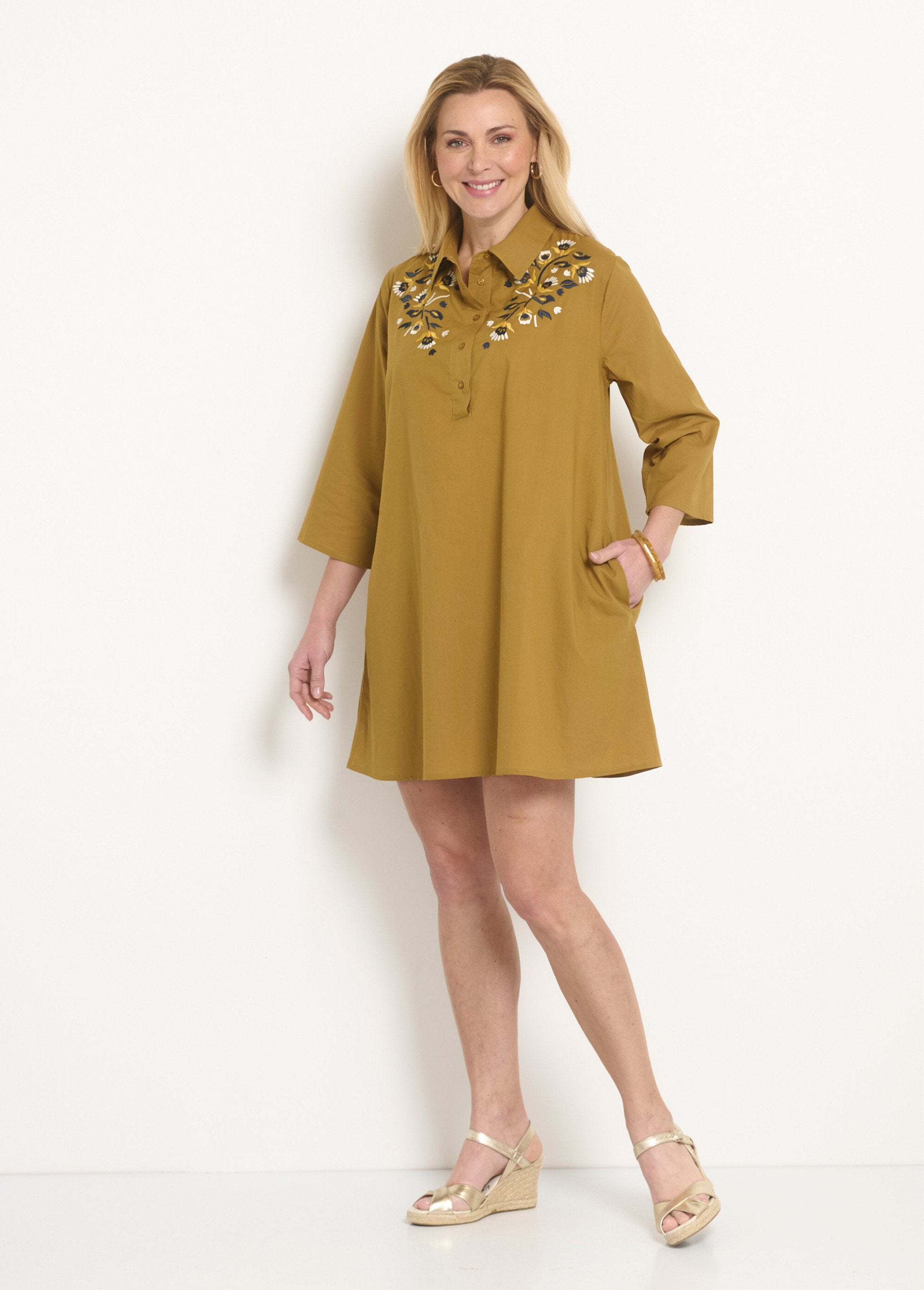 Vestido_cubrebocas_con_mangas_3/4_y_bordados_de_colores._Avellana_FA1_slim