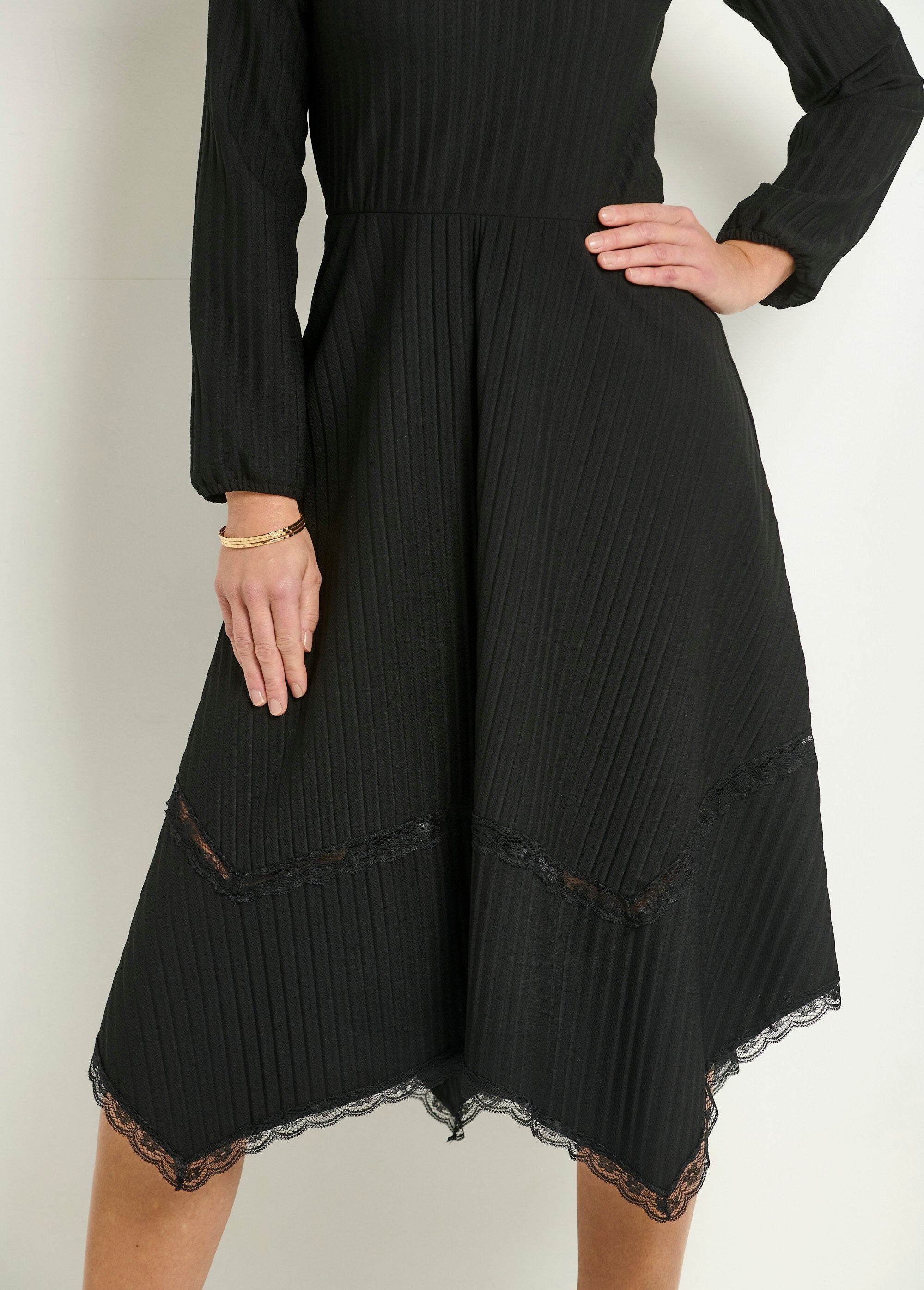 Maxi_vestido_plisado_con_escote_en_V_y_detalles_de_encaje_Noir_DE2_slim