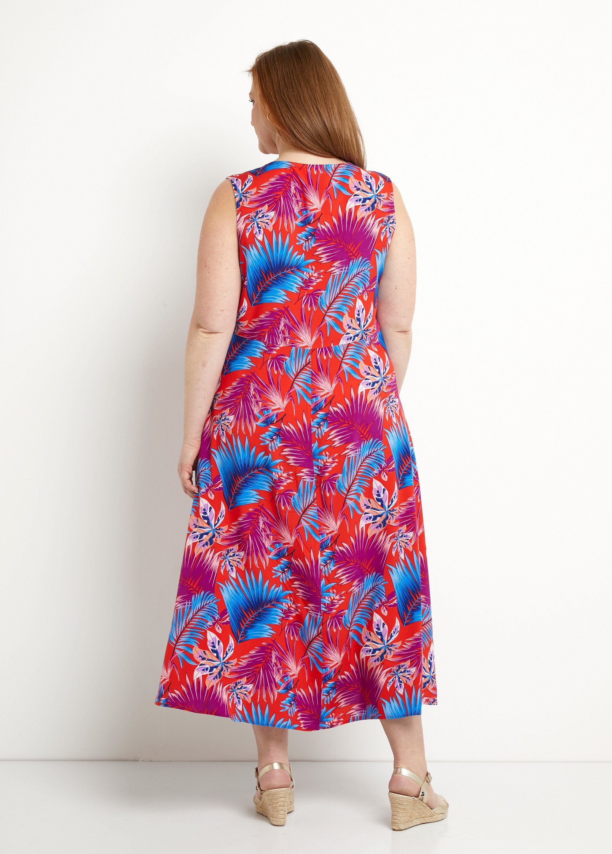 Vestido_largo_sin_mangas_con_vuelo_y_estampado_de_follaje_rojo_y_azul_DO1_curvy