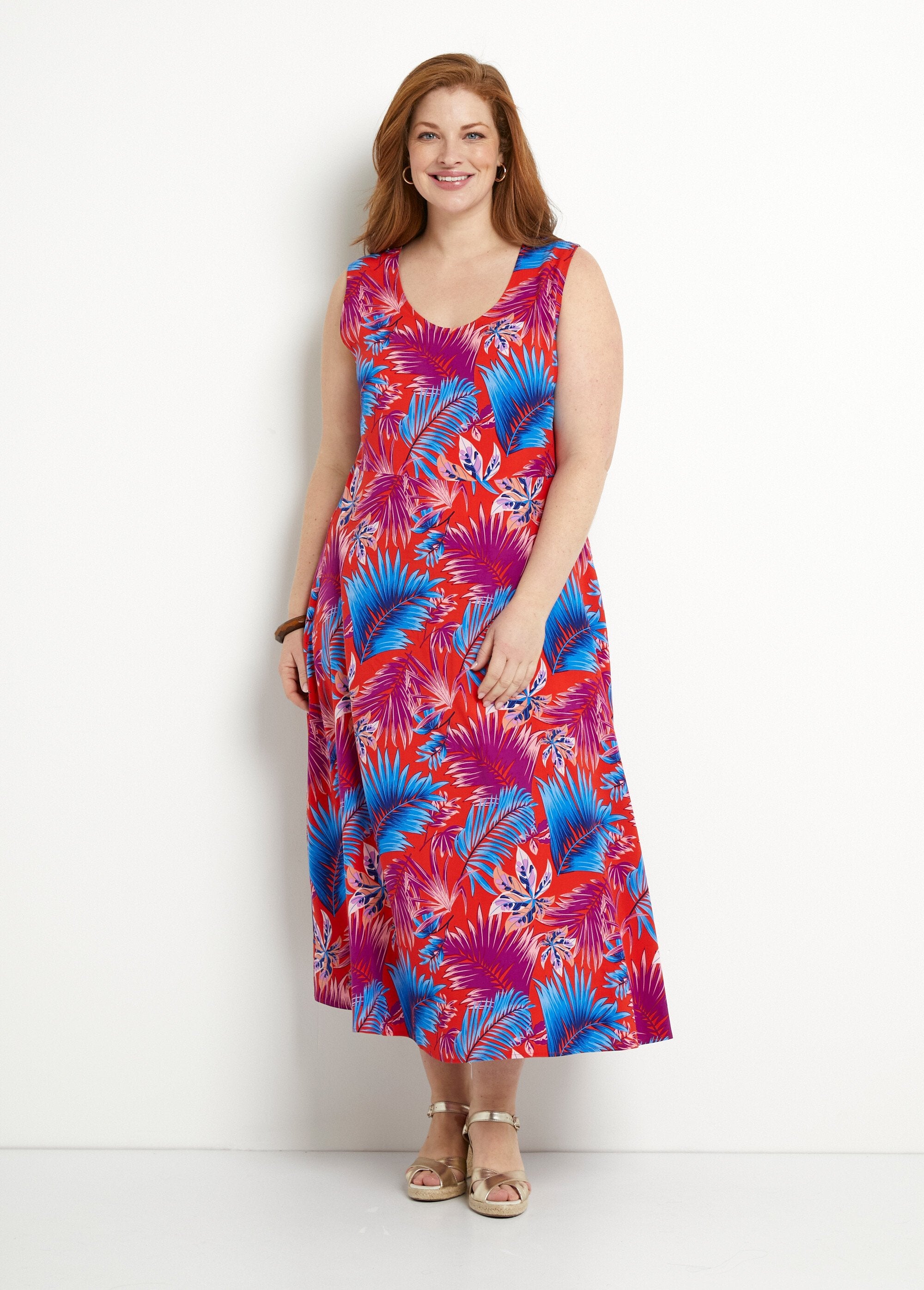 Vestido_largo_sin_mangas_con_vuelo_y_estampado_de_follaje_rojo_y_azul_FA1_curvy