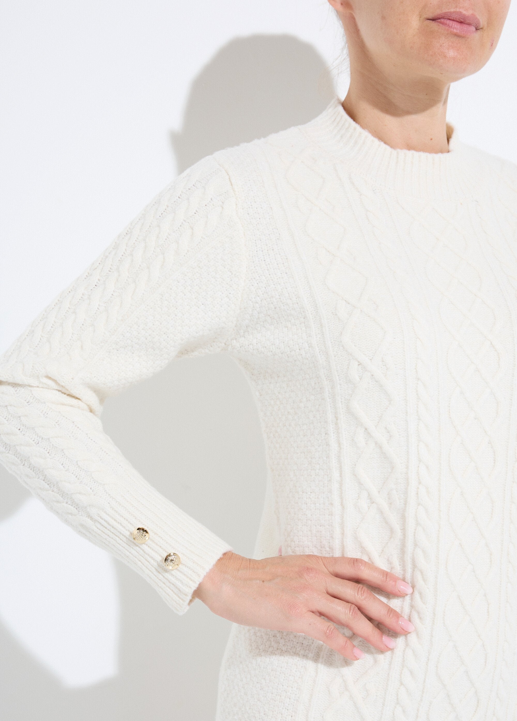 Vestido_corto_de_punto_liso_con_cuello_redondo_Crudo_DE1_slim
