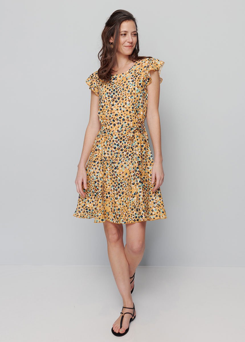 Vestido_con_volantes_y_estampado_de_piel_de_animal_Fondo_de_miel_FA1_slim