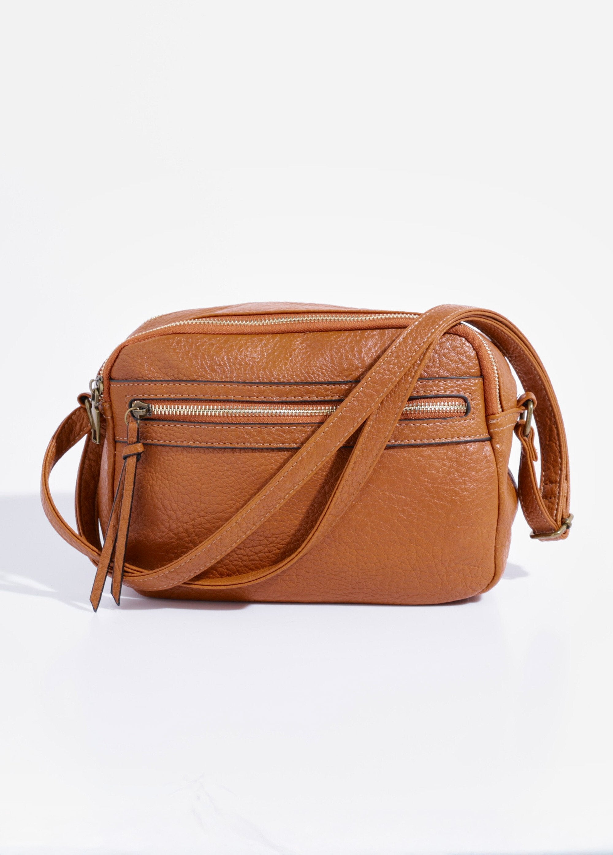 Bolso_compacto_con_doble_cremallera_metálica_camello_FA1_slim