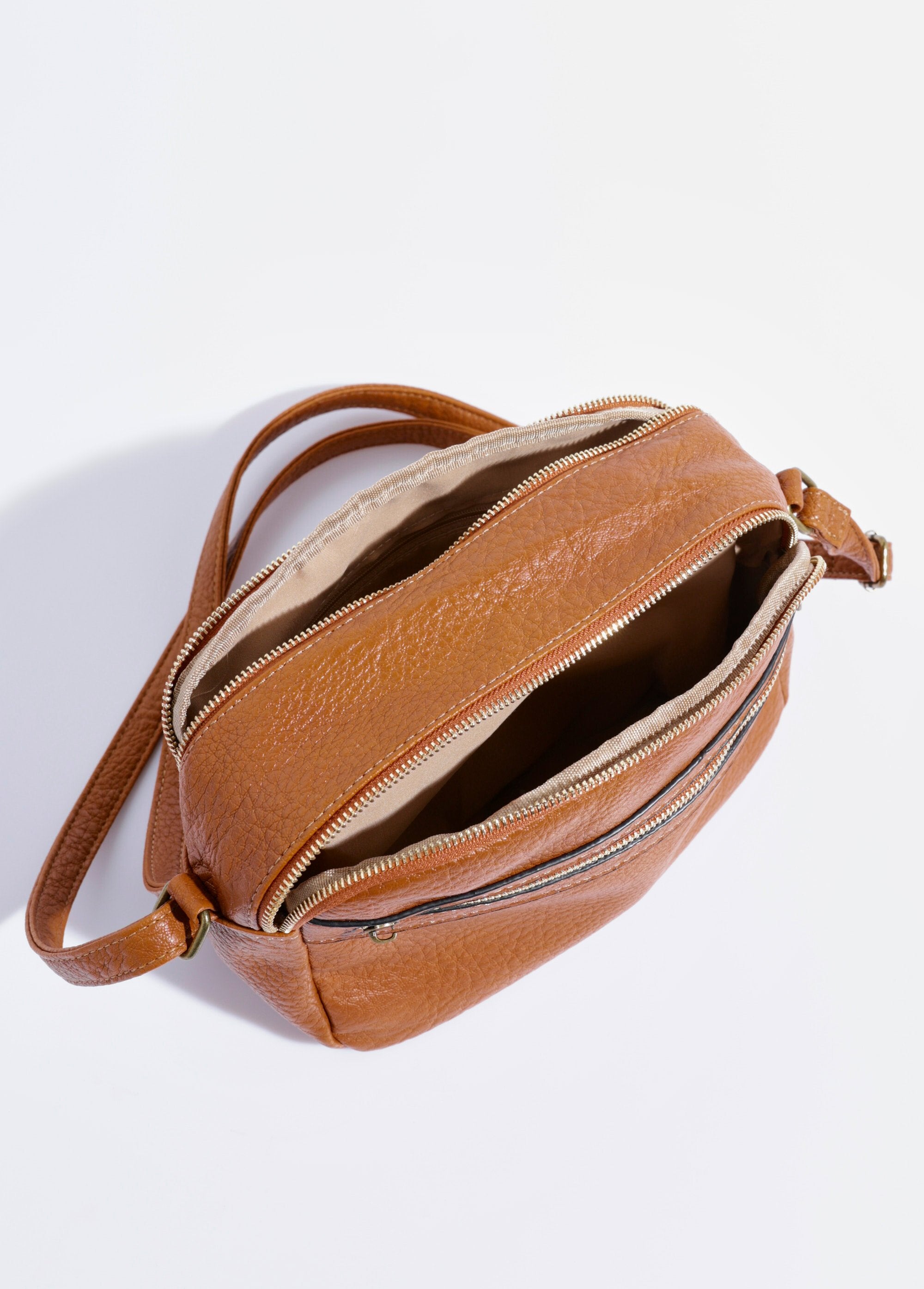 Bolso_compacto_con_doble_cremallera_metálica_camello_OV1_slim