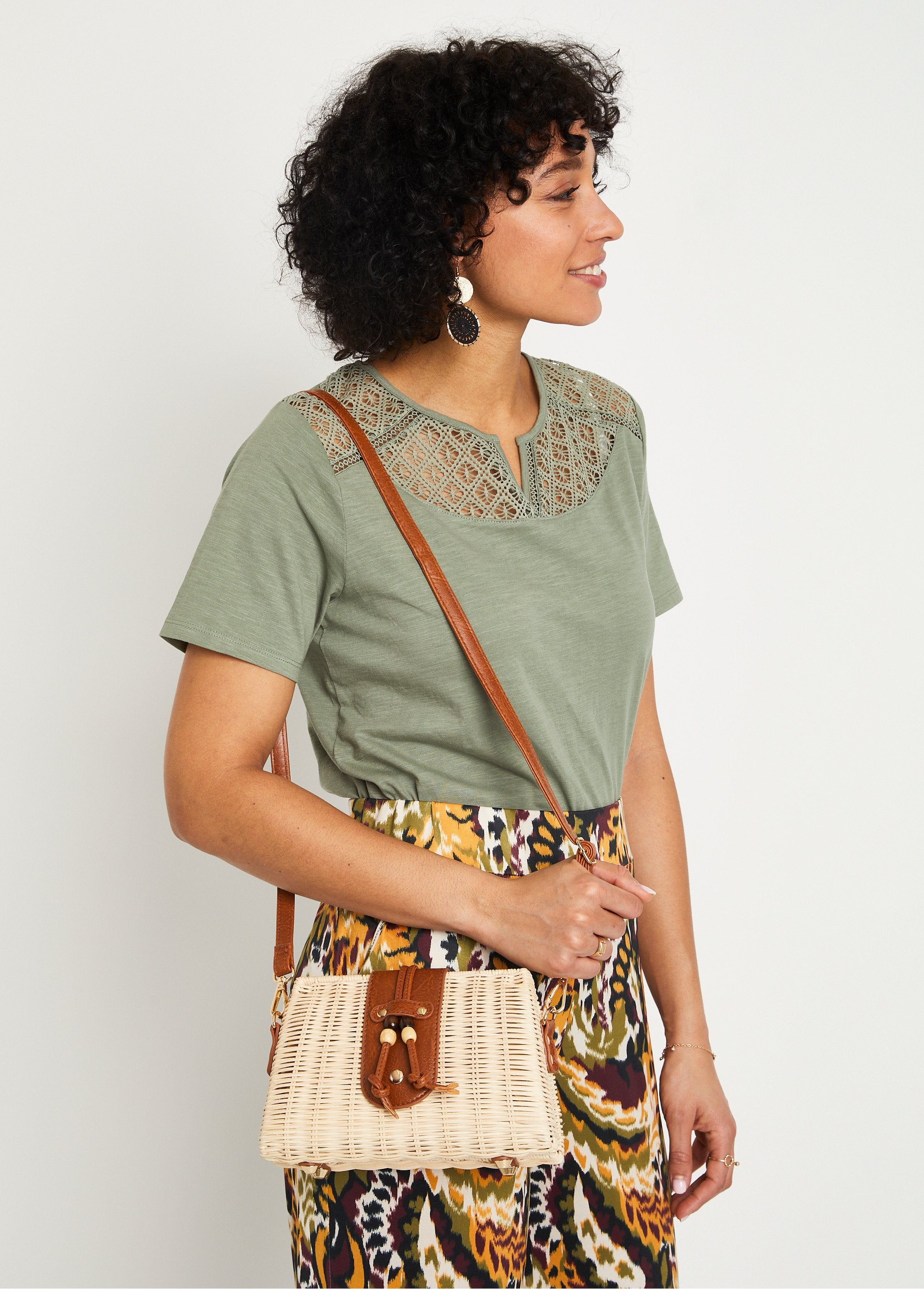 Bolso_bandolera_de_ratán_tejido_con_solapa_de_pedrería_Natural_y_marrón_FA1_slim