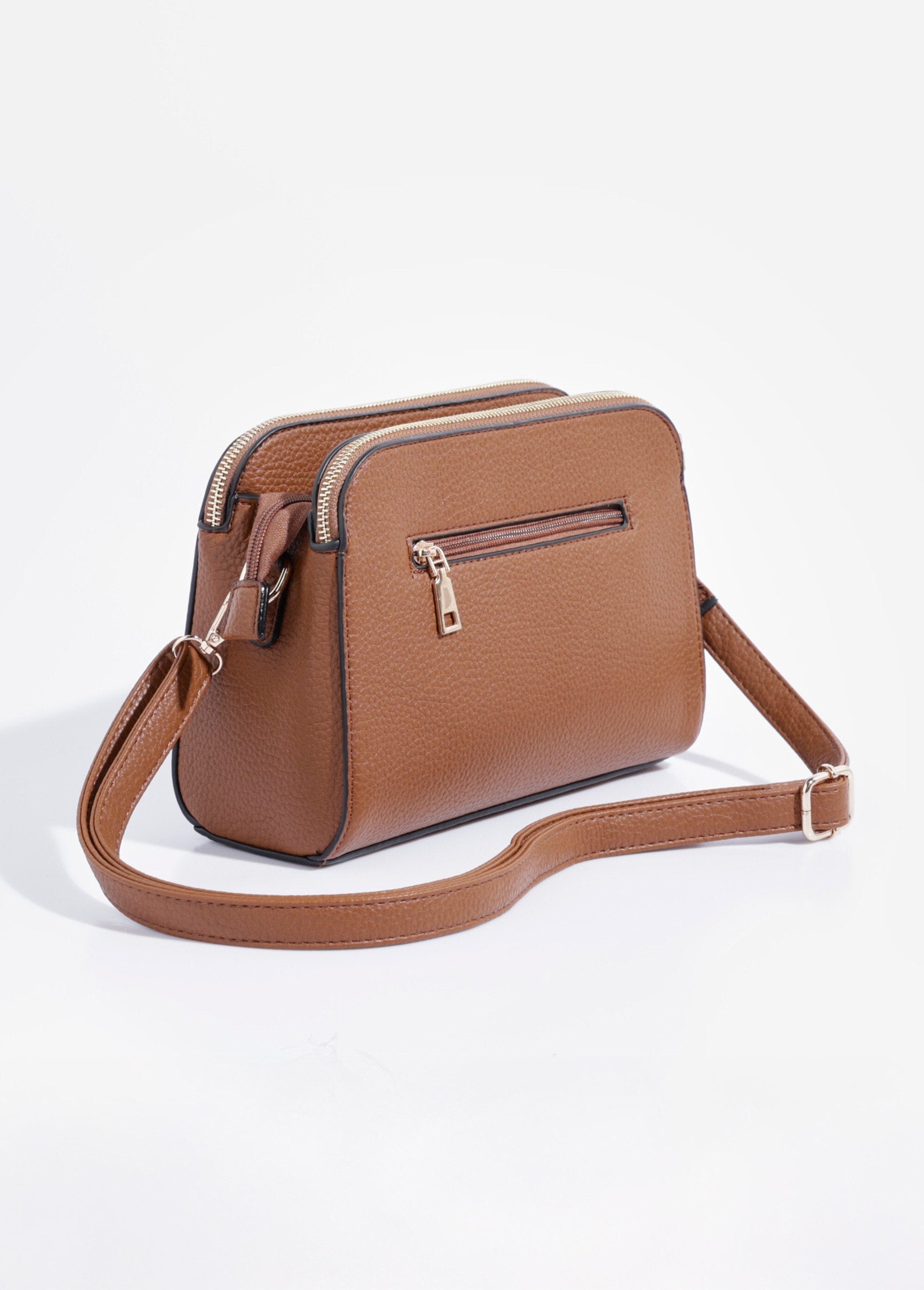 Bolso_compacto_multibolsillos_con_detalle_metálico_camello_DO1_slim
