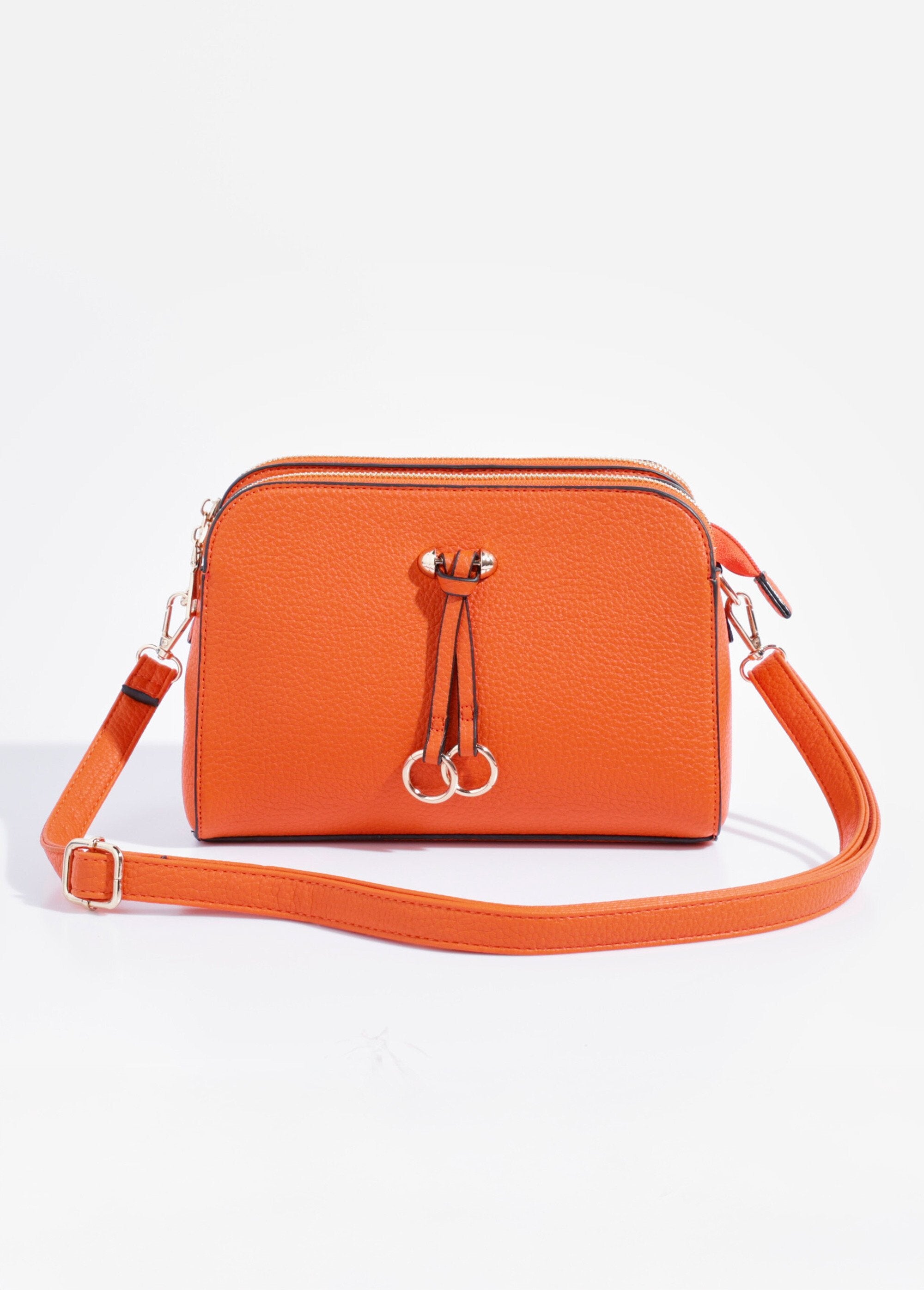 Bolso_compacto_multibolsillos_con_detalle_metálico_naranja_FA2_slim