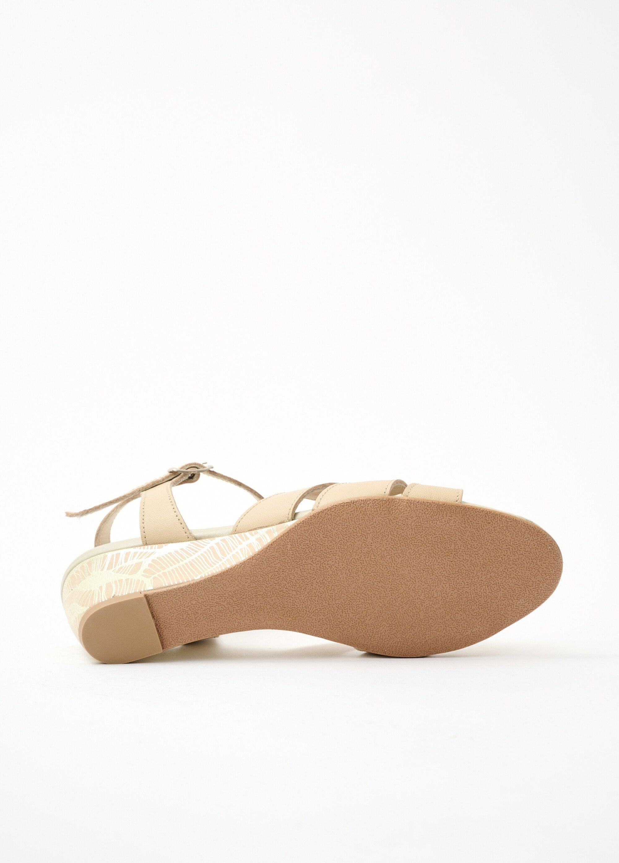 Sandalias_cuña_de_piel_con_puntera_abierta_Beige_UN1_slim