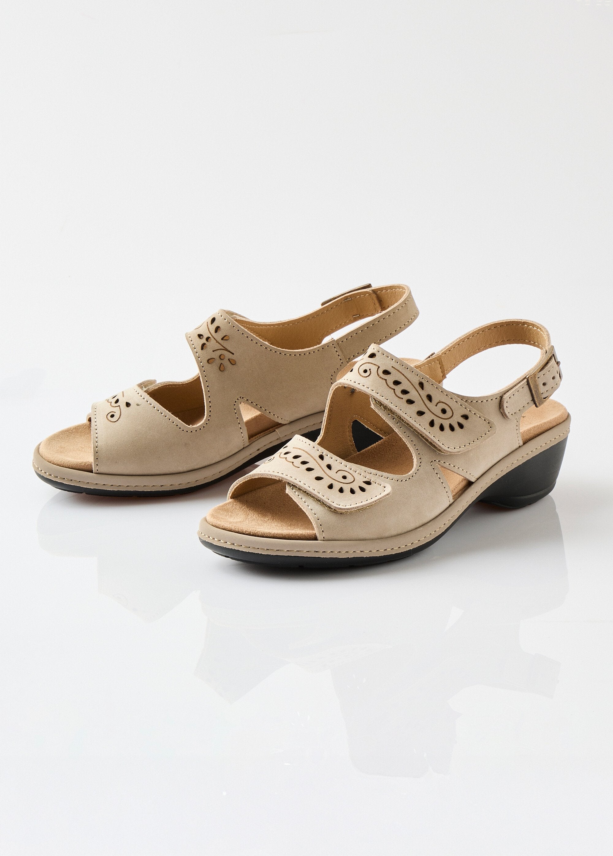 Sandalias_anchas_de_piel_con_tiras_de_velcro._Lunar_DE1_slim