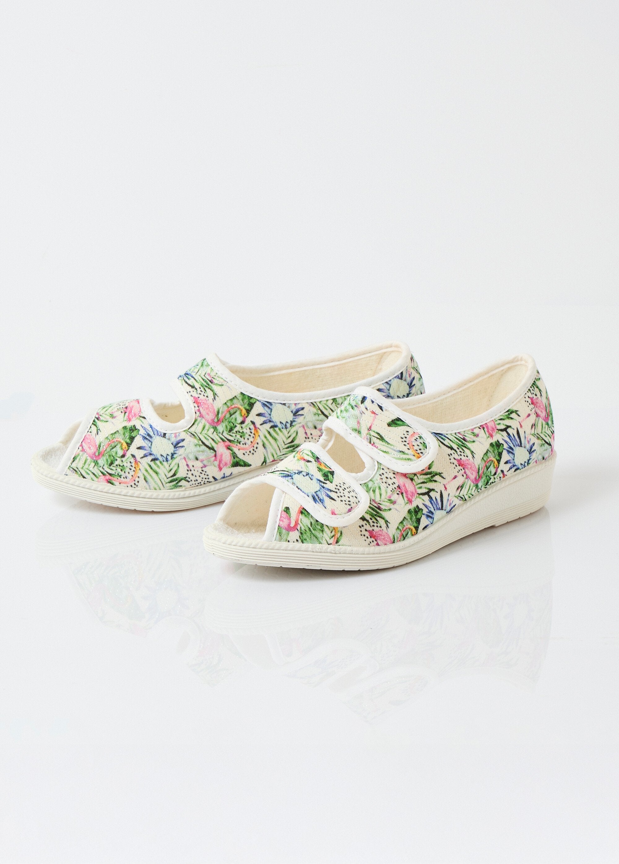 Sandalias_anchas_y_cómodas_con_puntera_abierta_Impreso_DE1_slim