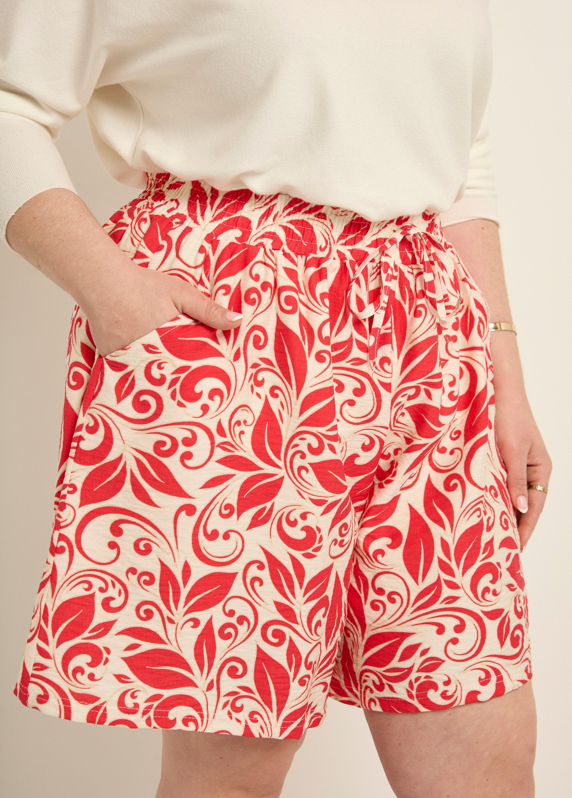 Shorts_anchos_estampados,_cintura_elástica._Crudo_y_rojo_DE1_curvy