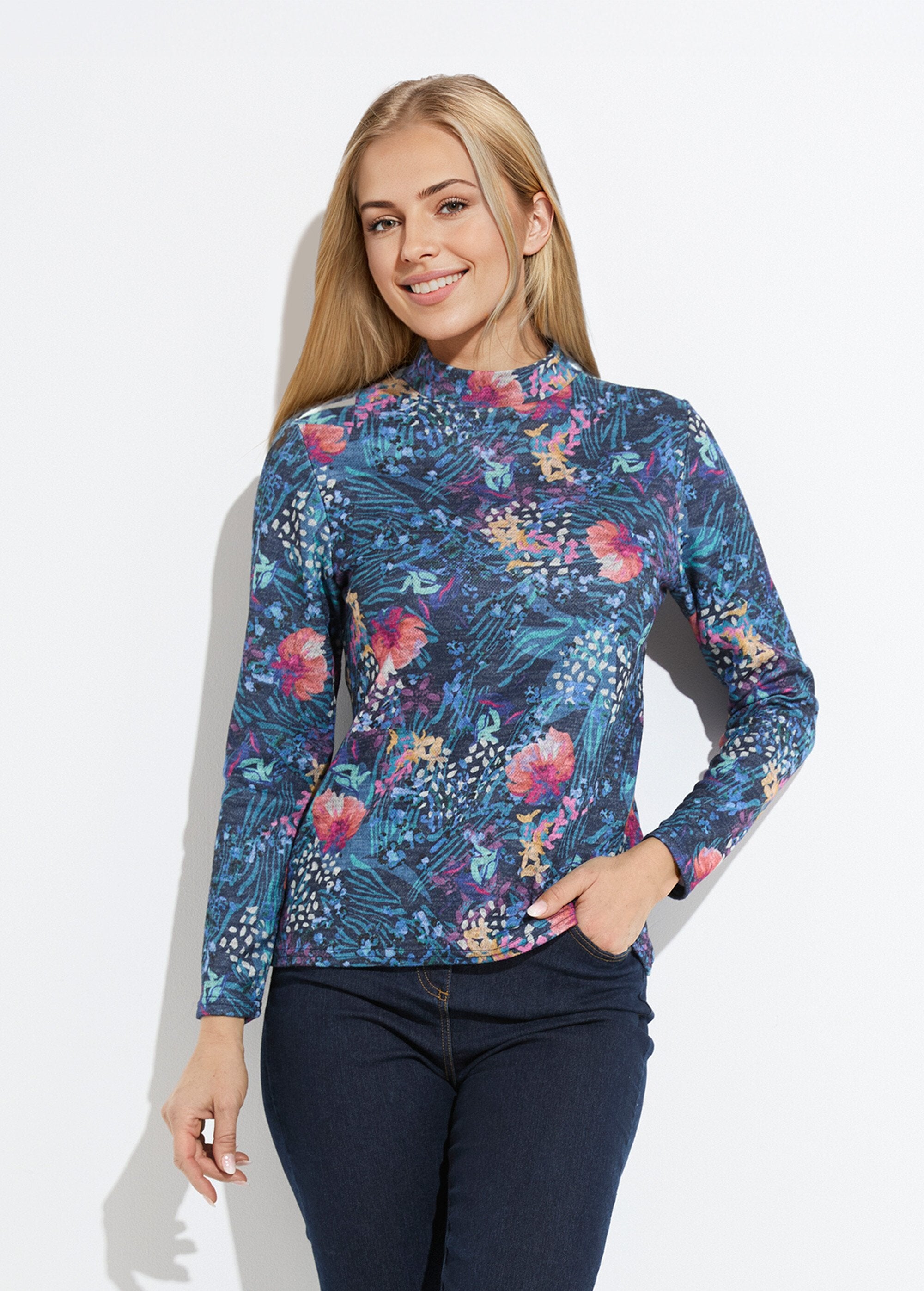 Camiseta_interior_corta_y_cálida_con_cuello_alto._Grosella_negra_y_azul_FA1_slim