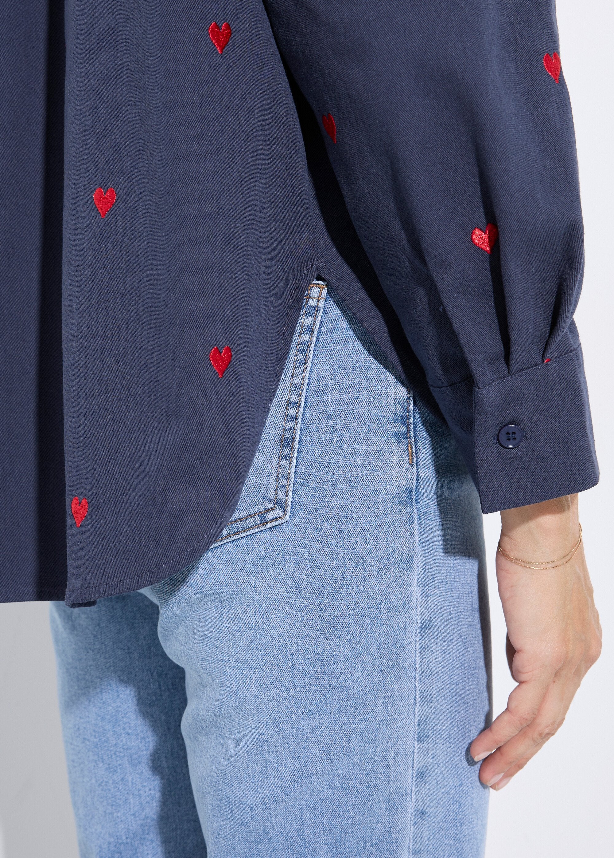 Sobrecamisa_de_sarga_con_corazones_bordados_Marina_DE1_slim