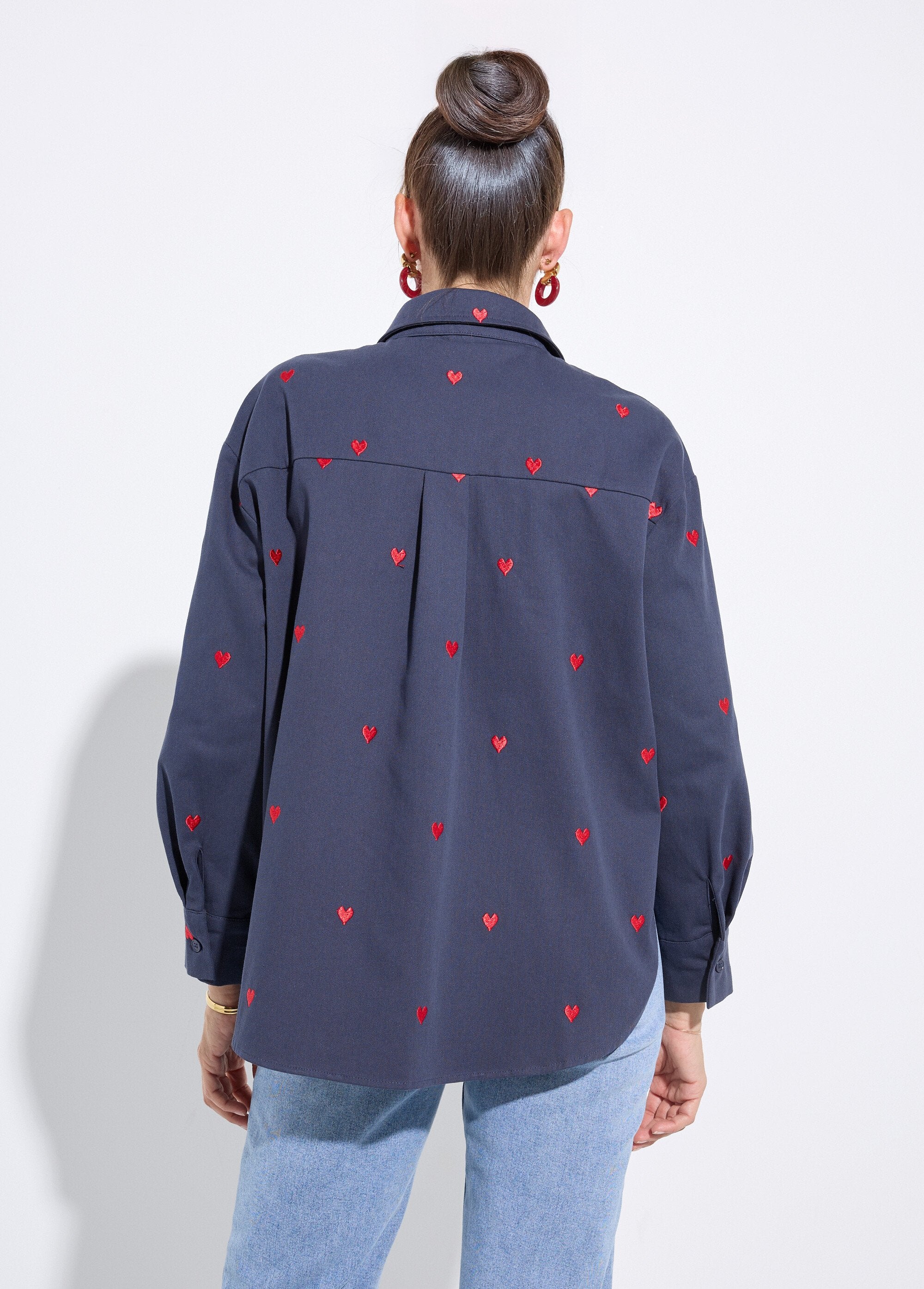 Sobrecamisa_de_sarga_con_corazones_bordados_Marina_DO1_slim