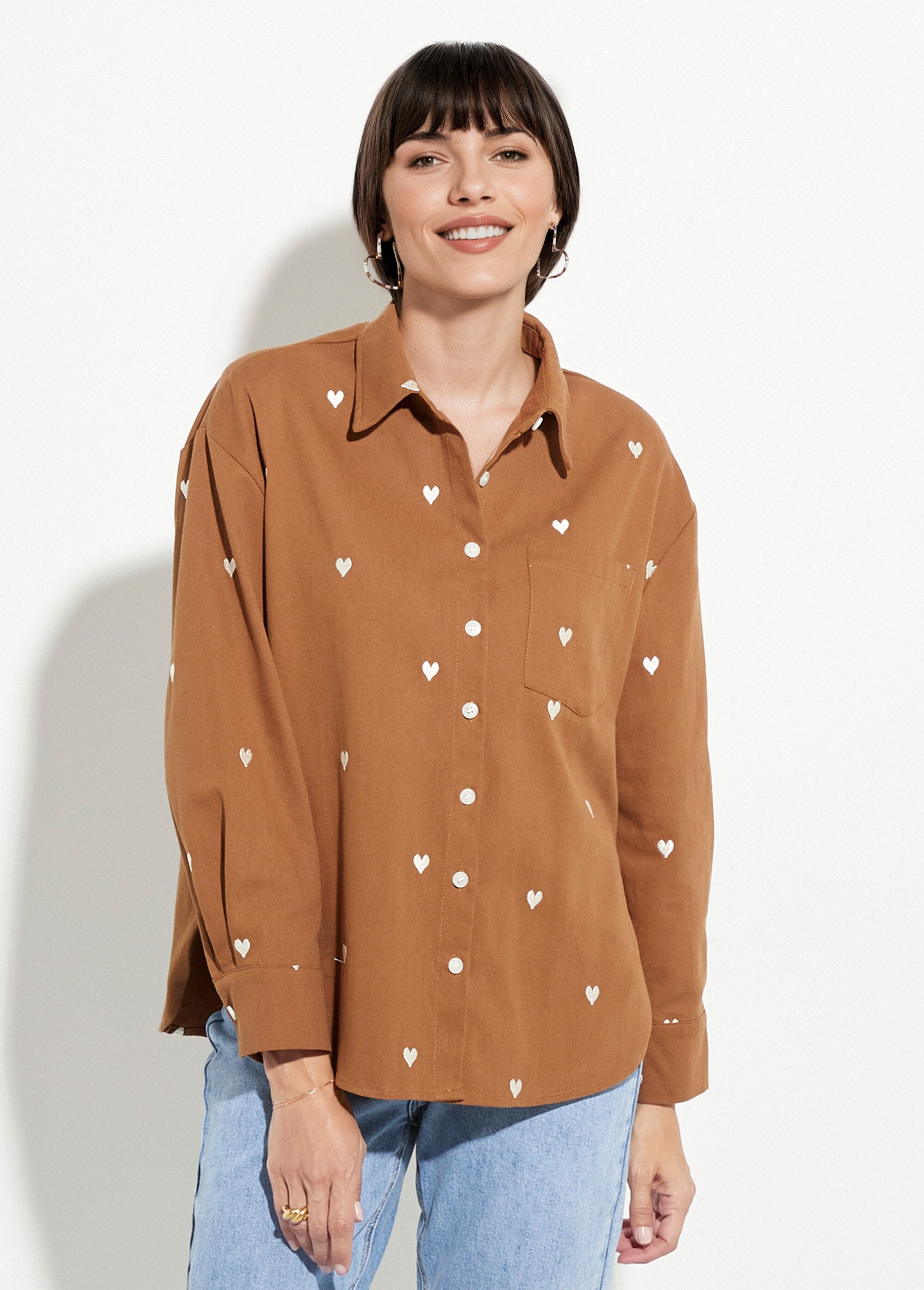 Sobrecamisa_de_sarga_con_corazones_bordados_camello_FA1_slim