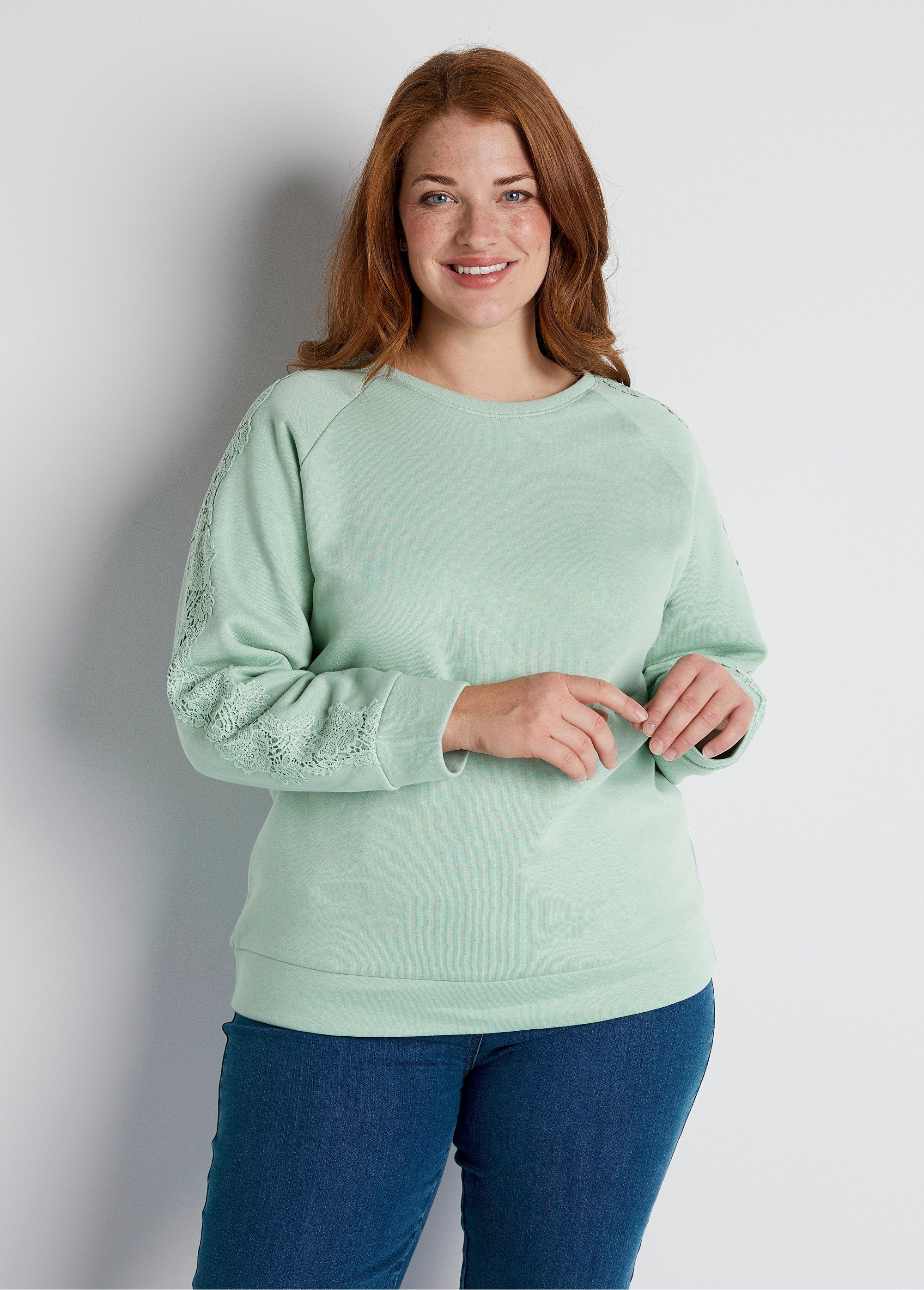 Sudadera_de_punto_con_cuello_redondo_y_encaje_agua_verde_FA1_curvy