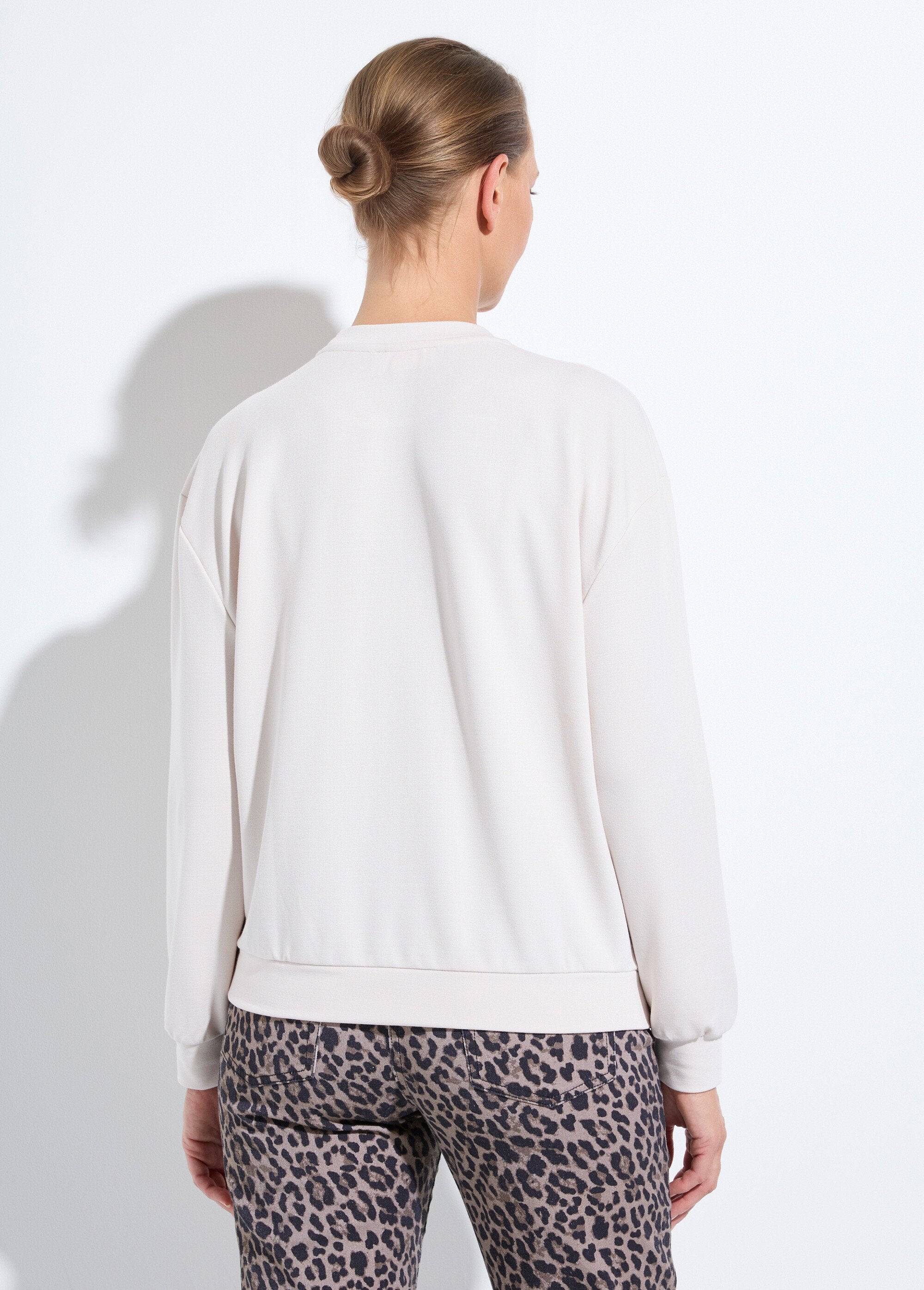 Sudadera_de_volumen_cuadrado_de_polar_bordado_con_detalle_brillante_Crudo_DO1_slim