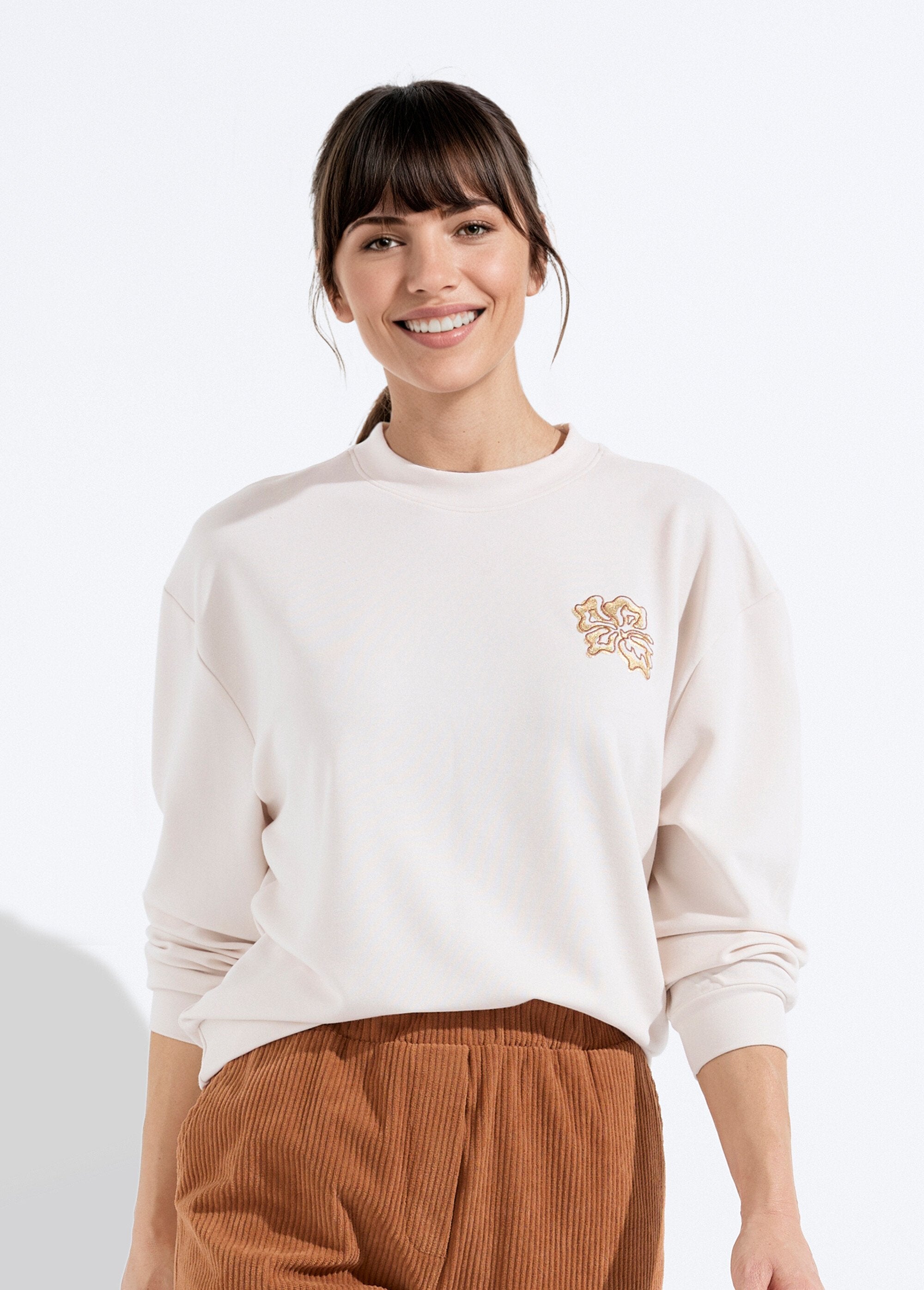 Sudadera_de_volumen_cuadrado_de_polar_bordado_con_detalle_brillante_Crudo_FA1_slim
