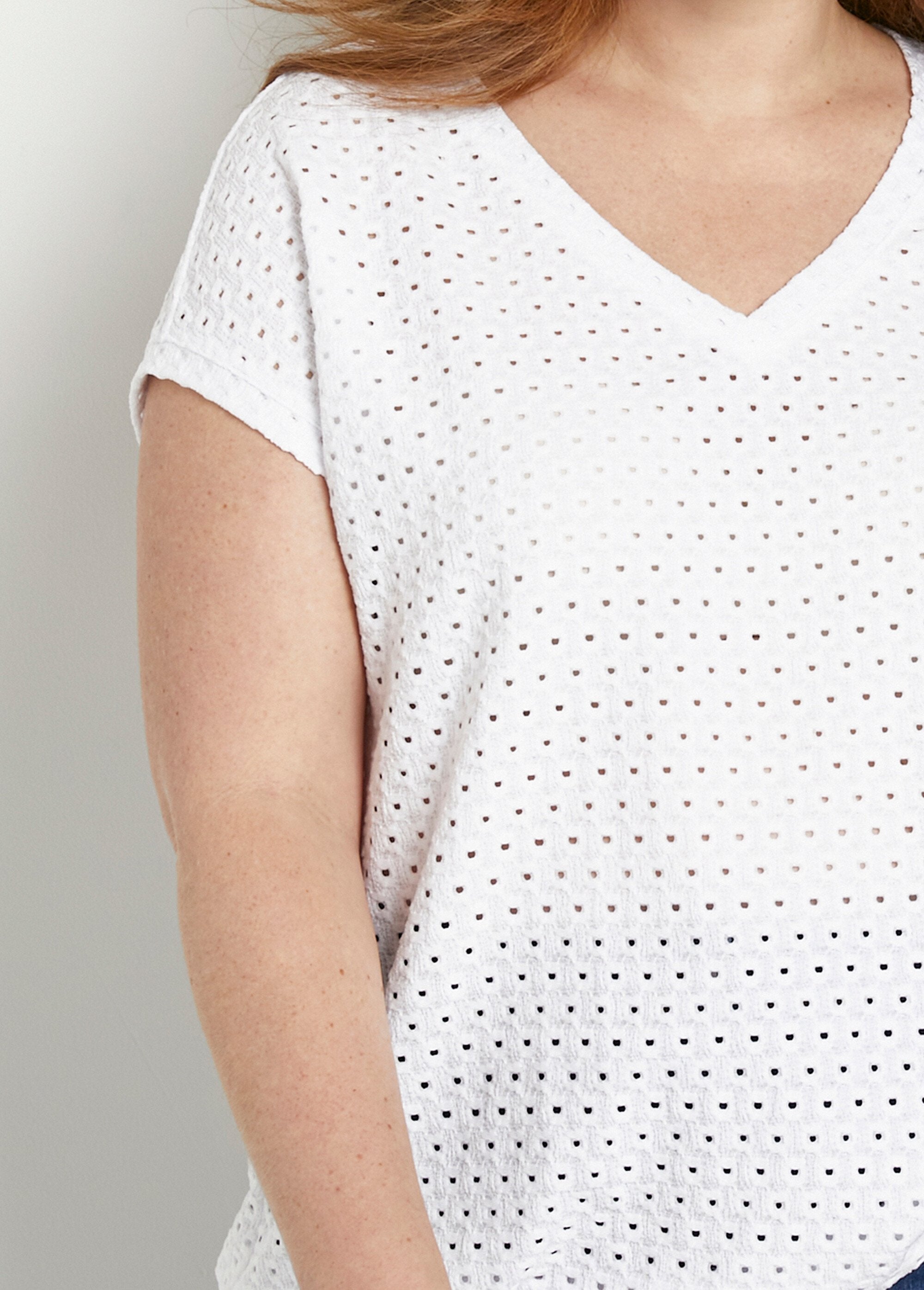 Camiseta_holgada_con_blusa_corta_lisa_de_cuello_en_V_Blanco,_Blanca_DE1_curvy