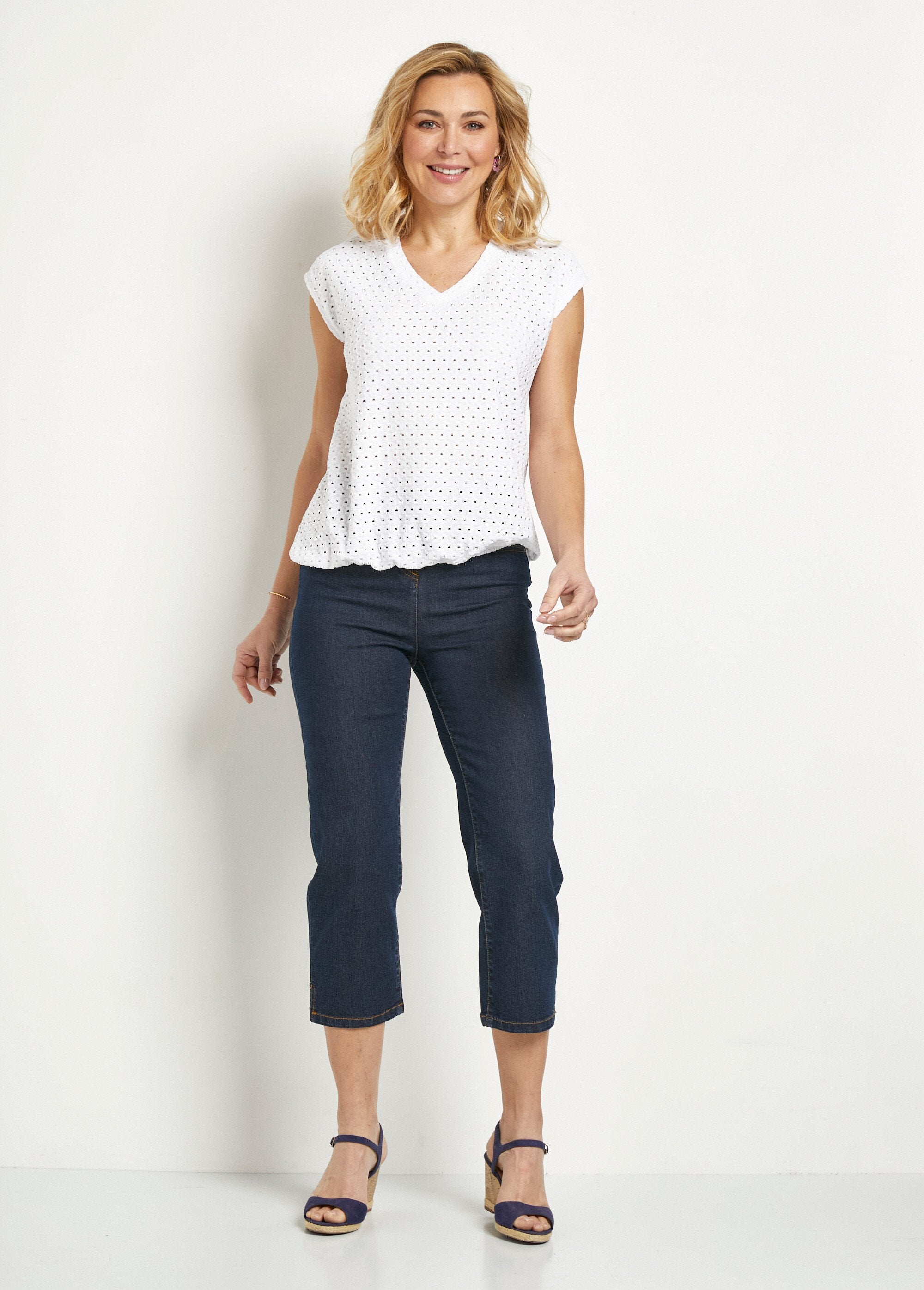 Camiseta_holgada_con_blusa_corta_lisa_de_cuello_en_V_Blanco,_Blanca_SF1_slim
