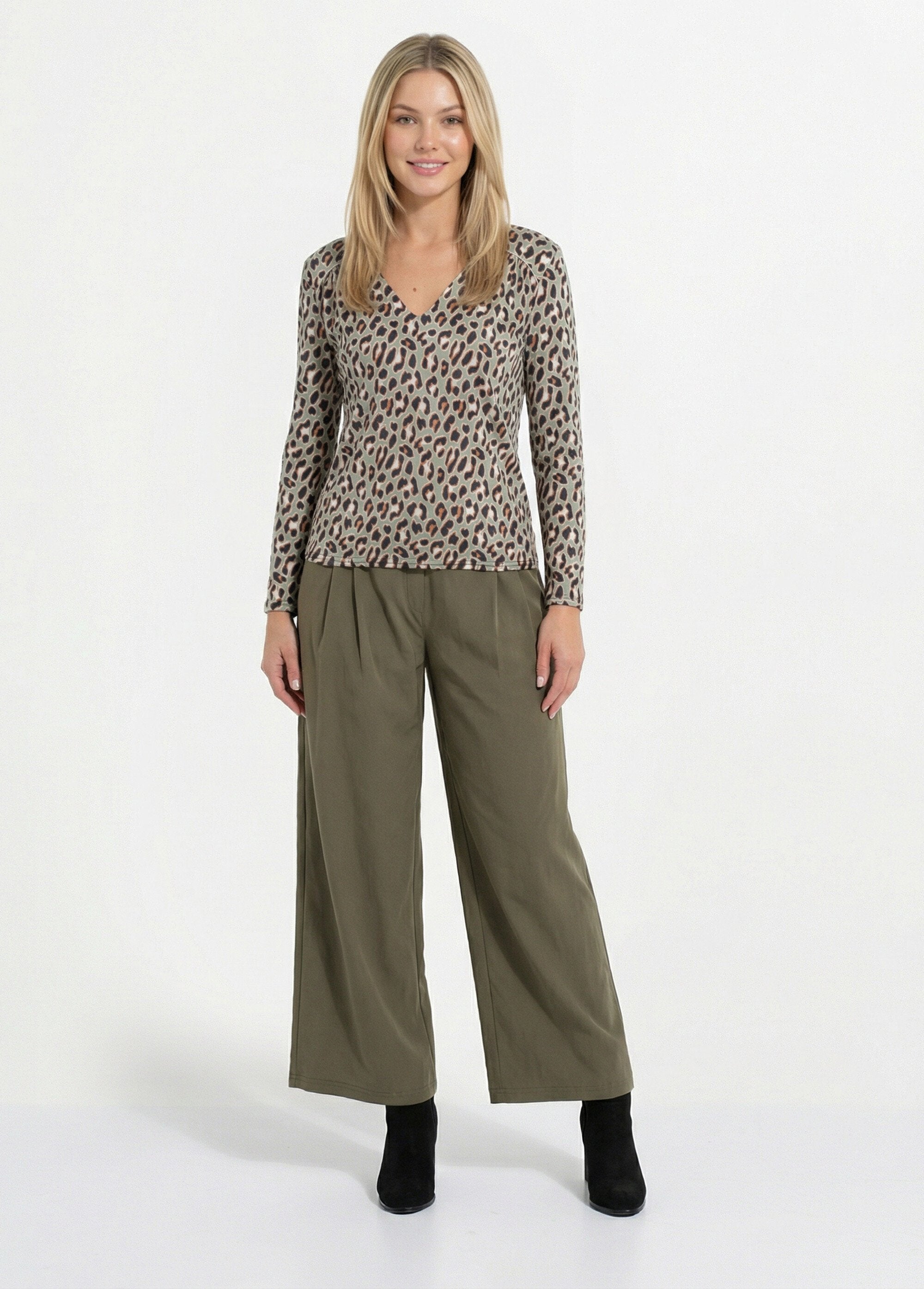 Camiseta_holgada_de_manga_larga_con_cuello_en_V_Caqui_y_negro_SF1_slim