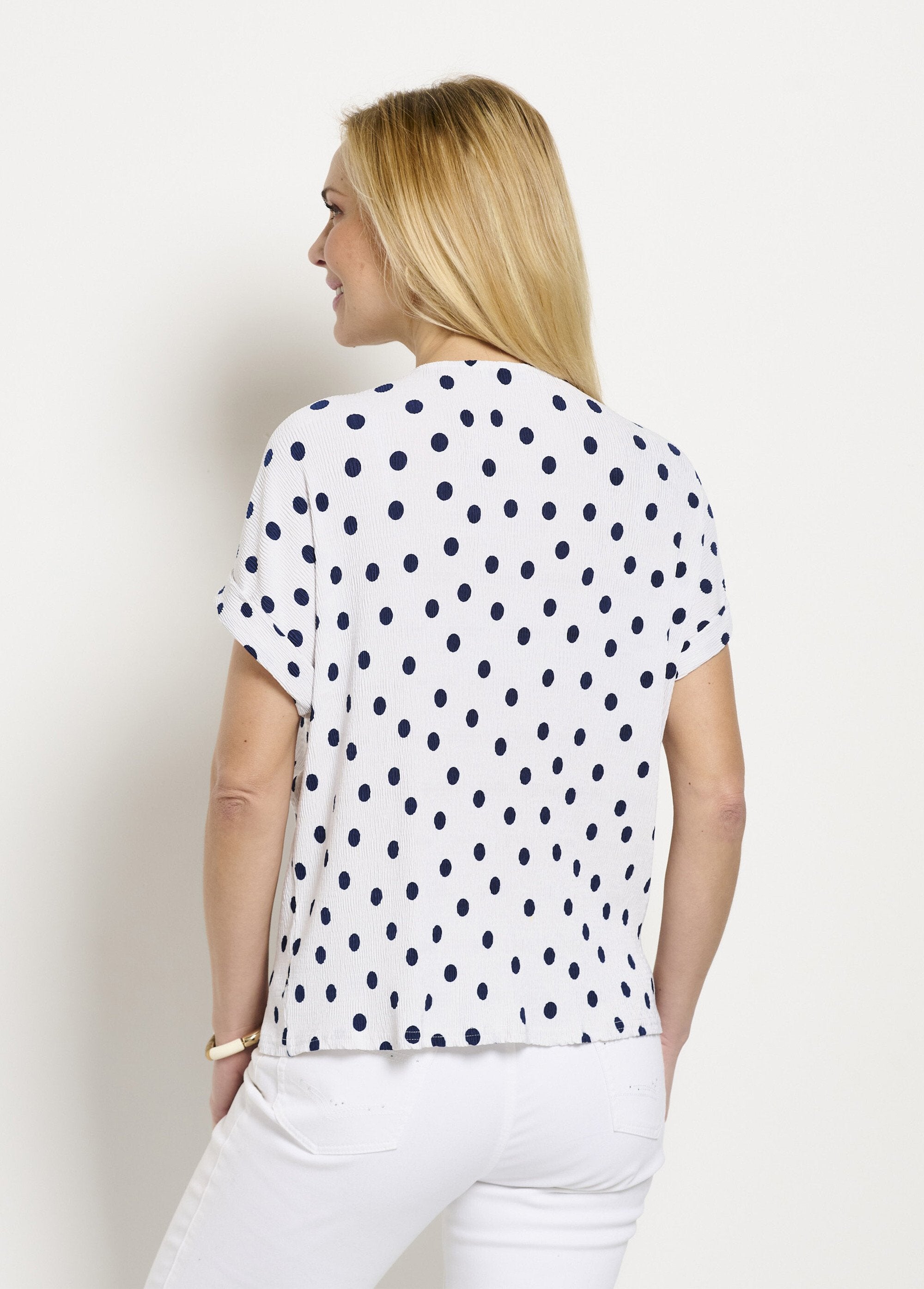 T-shirt_ample_imprimé_pois_col_V_Blanc_et_marine_DO1_slim