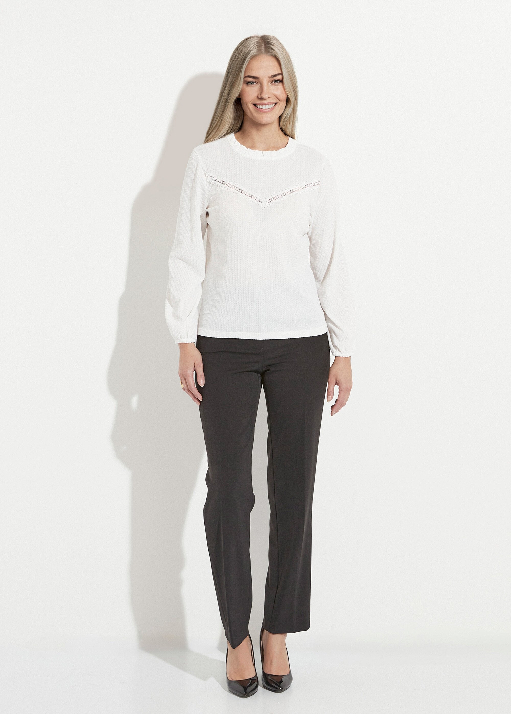 Camiseta_blanca_con_cuello_con_volantes_y_punto_gofre_Blanco,_Blanca_SF1_slim