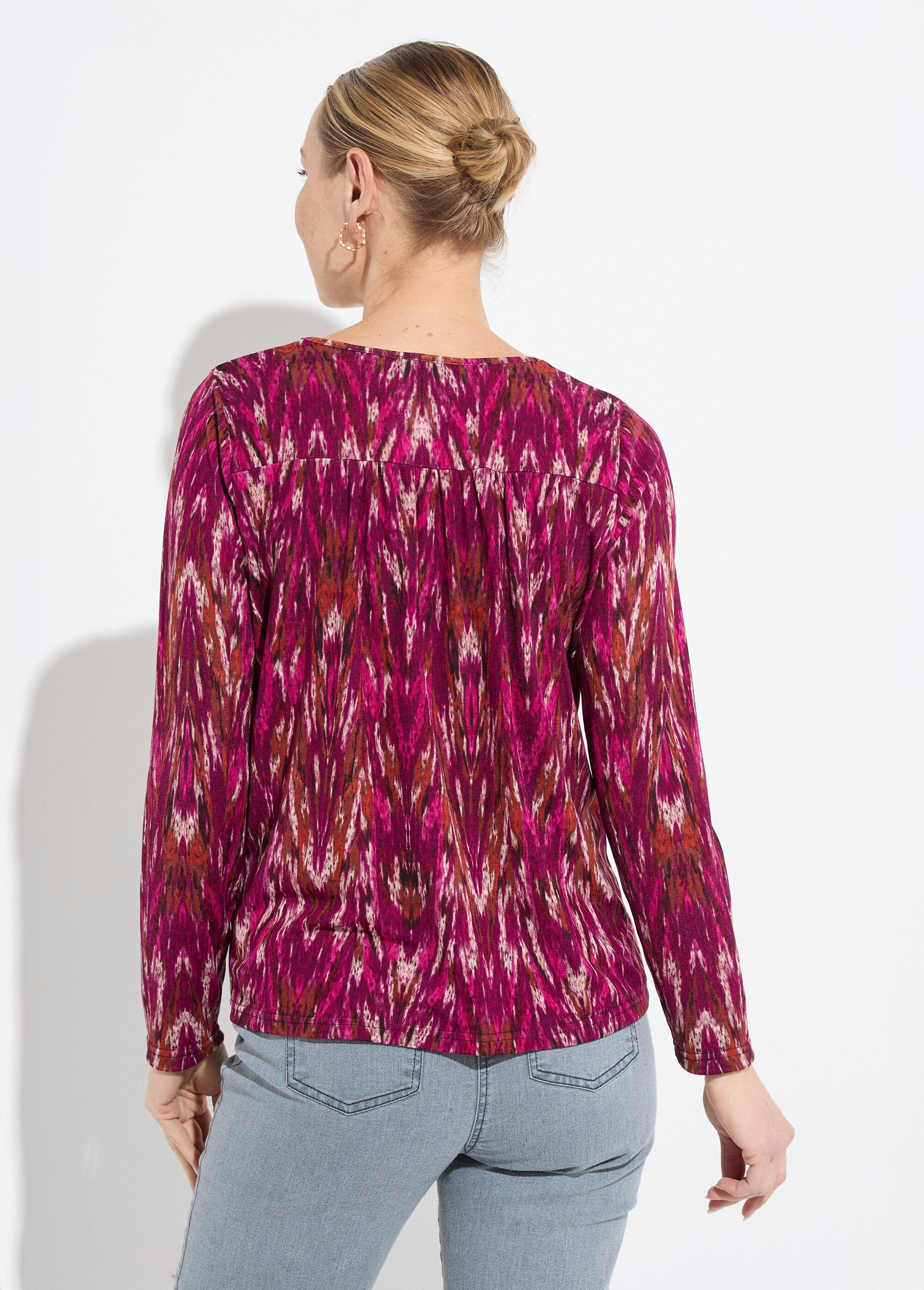Camiseta_cálida_de_manga_larga_con_cuello_en_V_y_estampado_Grosella_negra_y_beige_DO1_slim