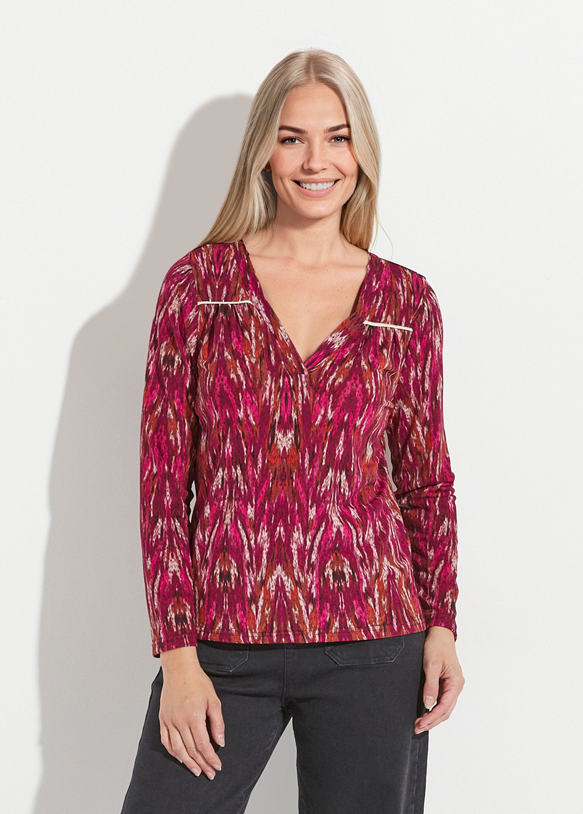 Camiseta_cálida_de_manga_larga_con_cuello_en_V_y_estampado_Grosella_negra_y_beige_FA1_slim