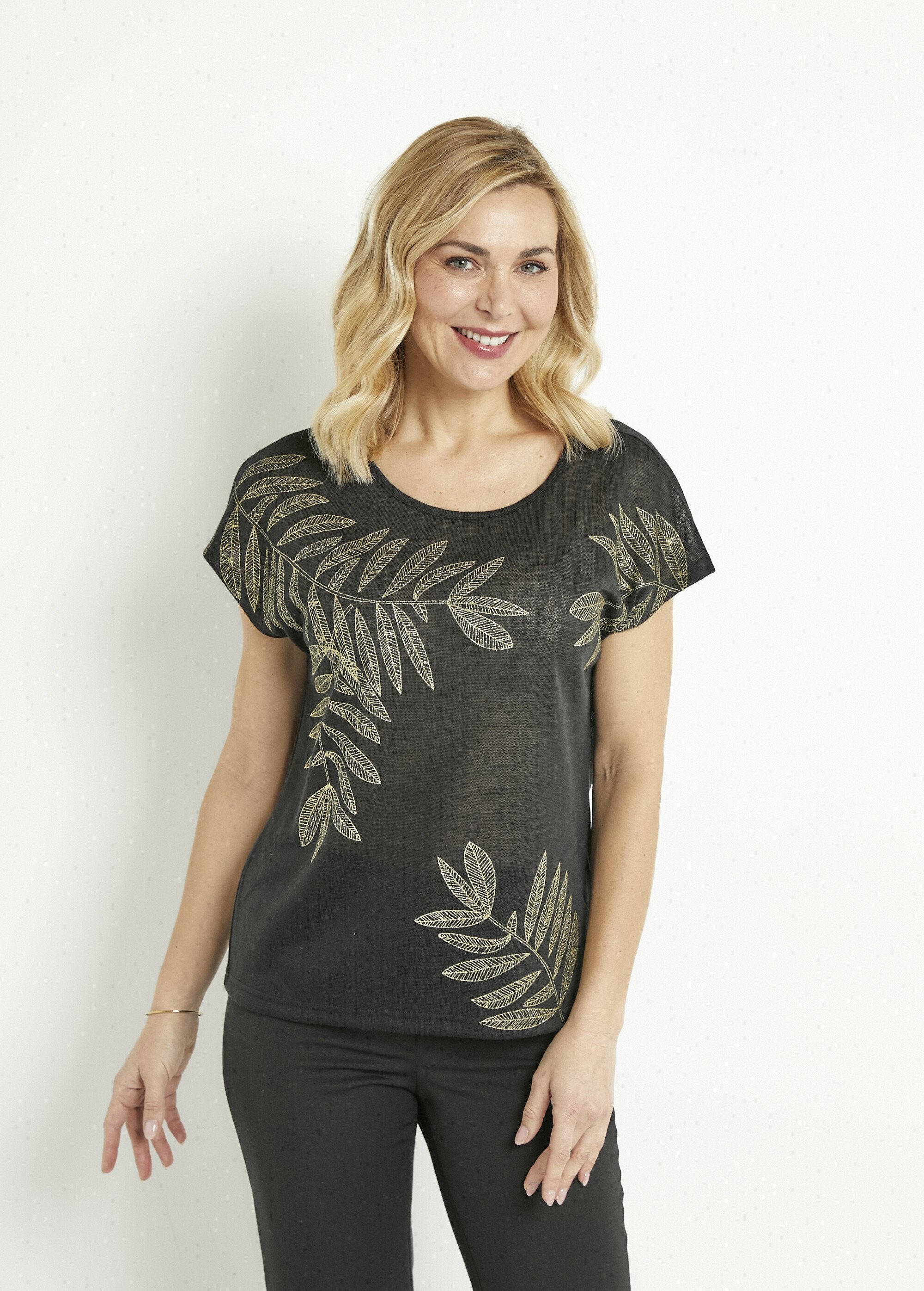 Camiseta_de_cuello_redondo_con_punto_flameado_y_estampado_dorado_Negro_FA1_slim