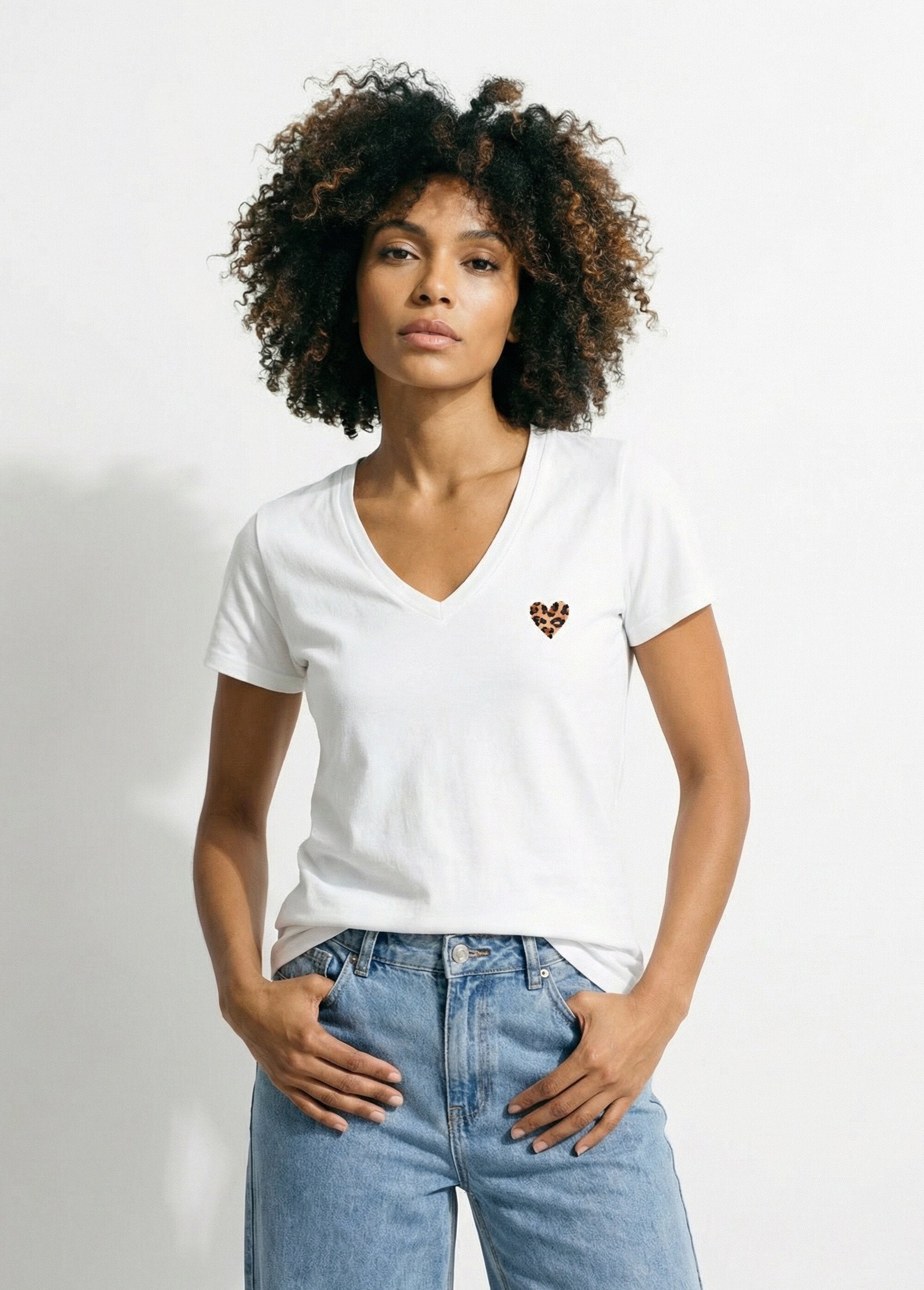 T-shirt_col_V_broderie_léopard_fluo_Blanc_FA1_slim