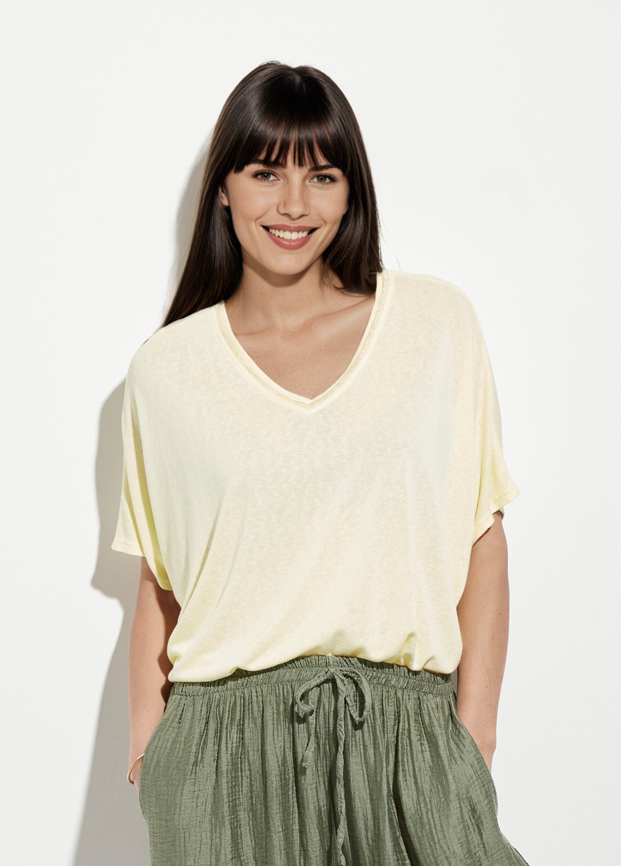 Camiseta_metalizada_con_cuello_en_V_y_mangas_kimono_Amarillo_claro_FA1_slim