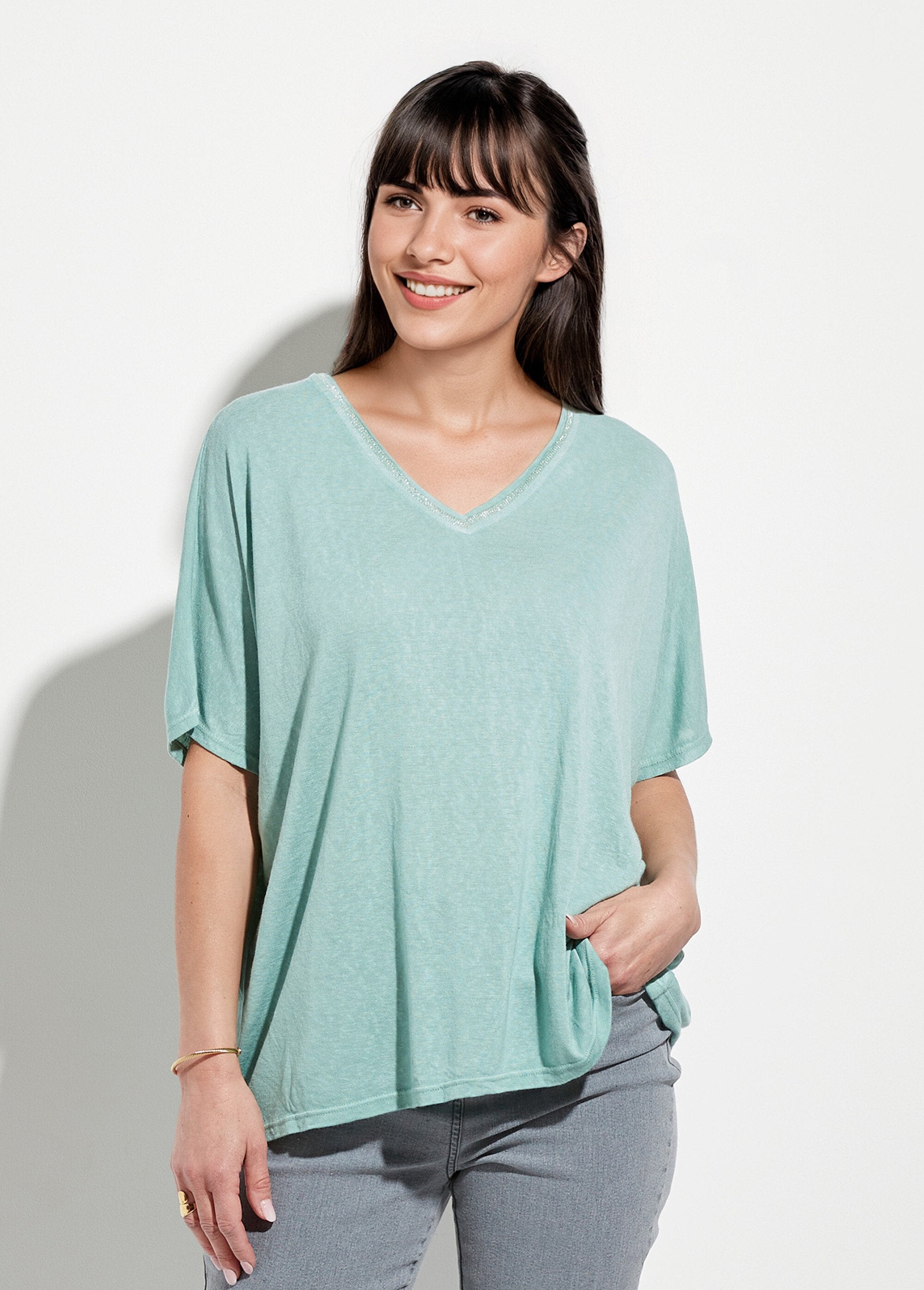 Camiseta_metalizada_con_cuello_en_V_y_mangas_kimono_verde_almendra_FA1_slim