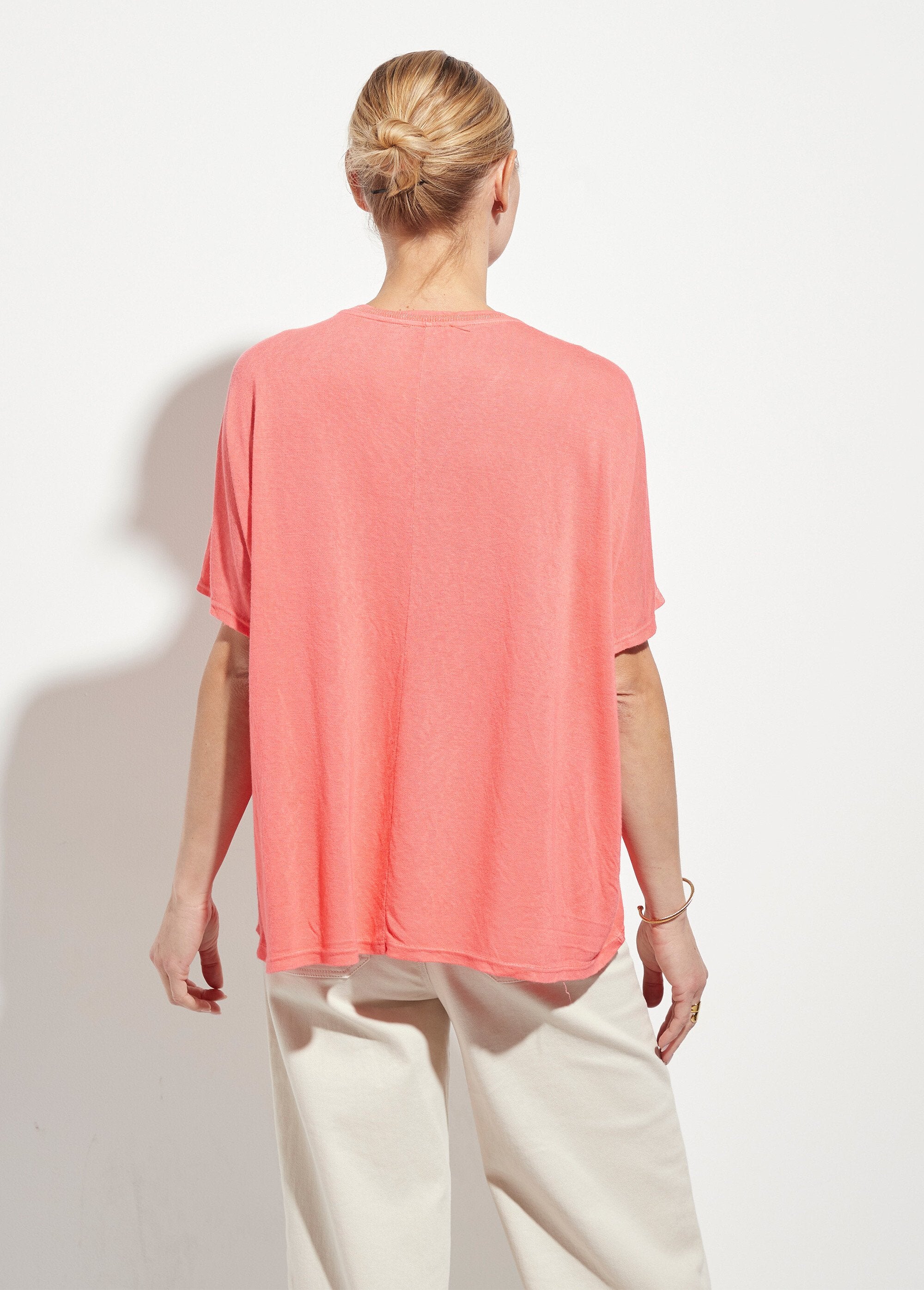 Camiseta_metalizada_con_cuello_en_V_y_mangas_kimono_Coral_DO1_slim